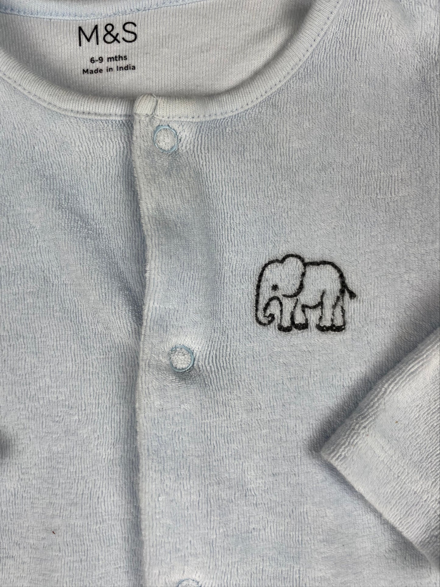 M&S Baby-Schlafanzug grau mit Elefant und Füßen, Größe 6–9 Monate – detail