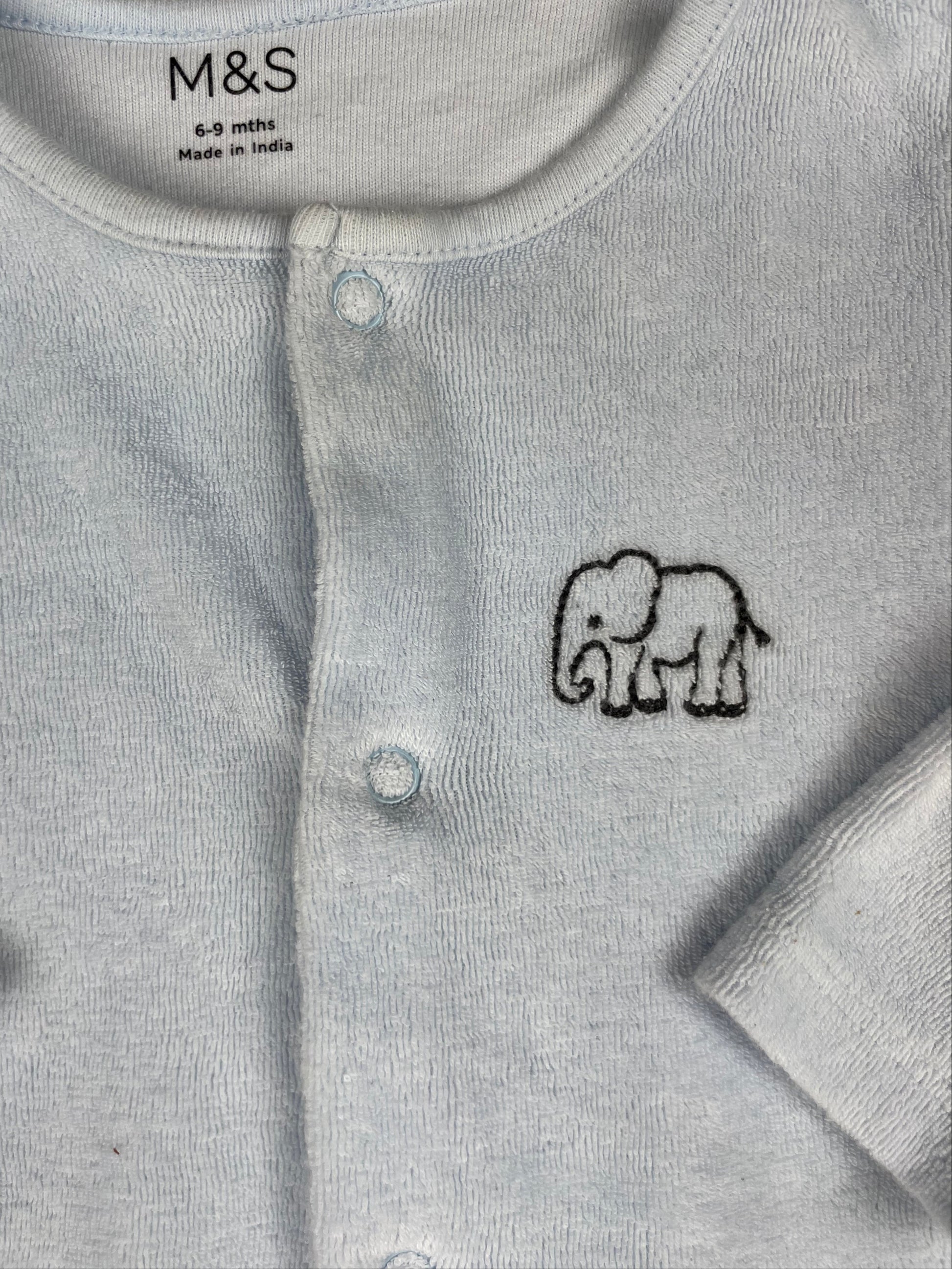 M&S Baby-Schlafanzug grau mit Elefant und Füßen, Größe 6–9 Monate – detail