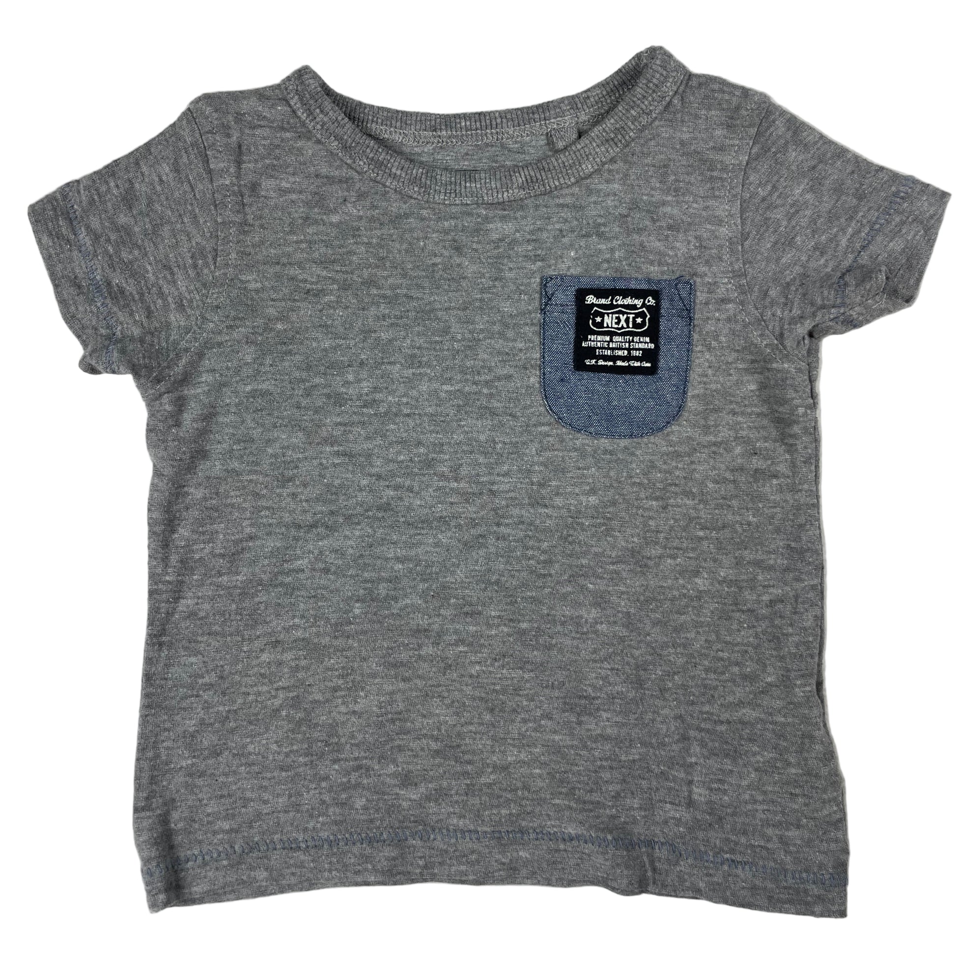 Graues Next Baby T-Shirt 3–6 Monate mit Brusttasche – front