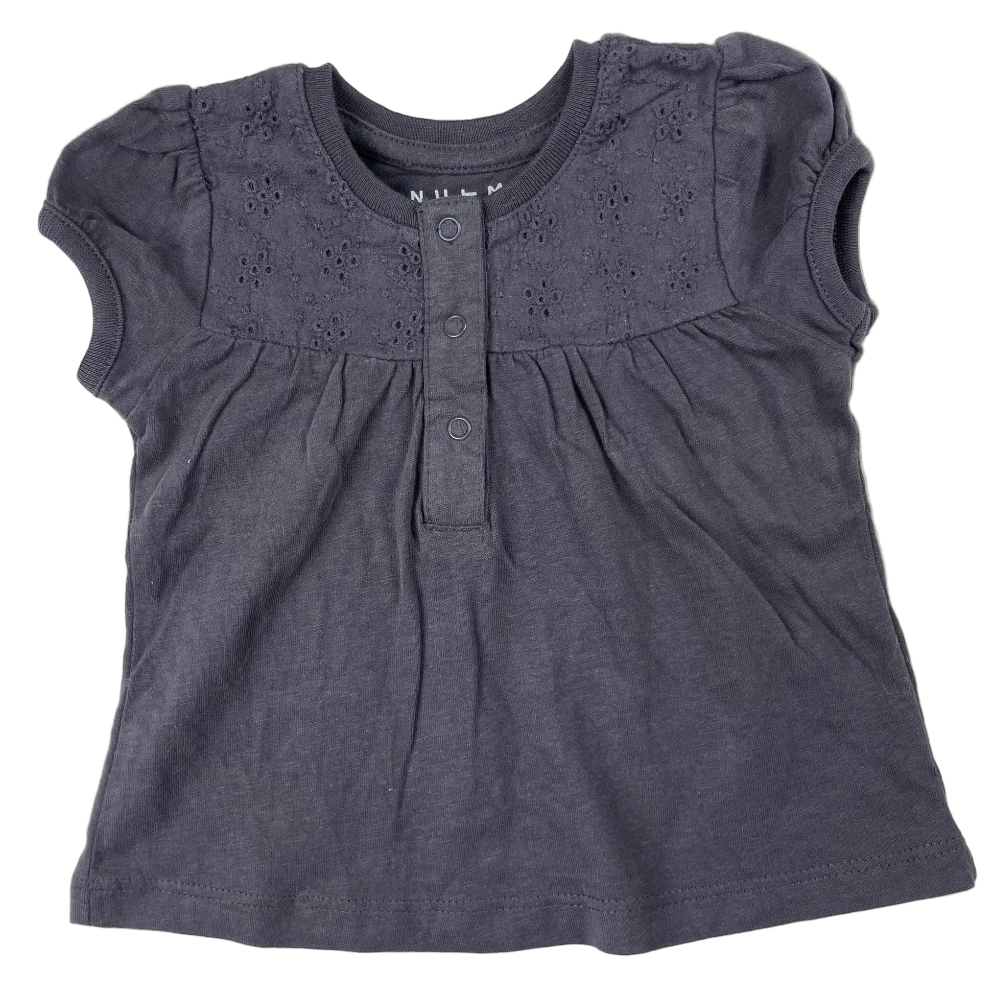 Dunkelgraues Nutmeg Baby T-Shirt mit Lochstickerei, Größe 3–6 Monate – front