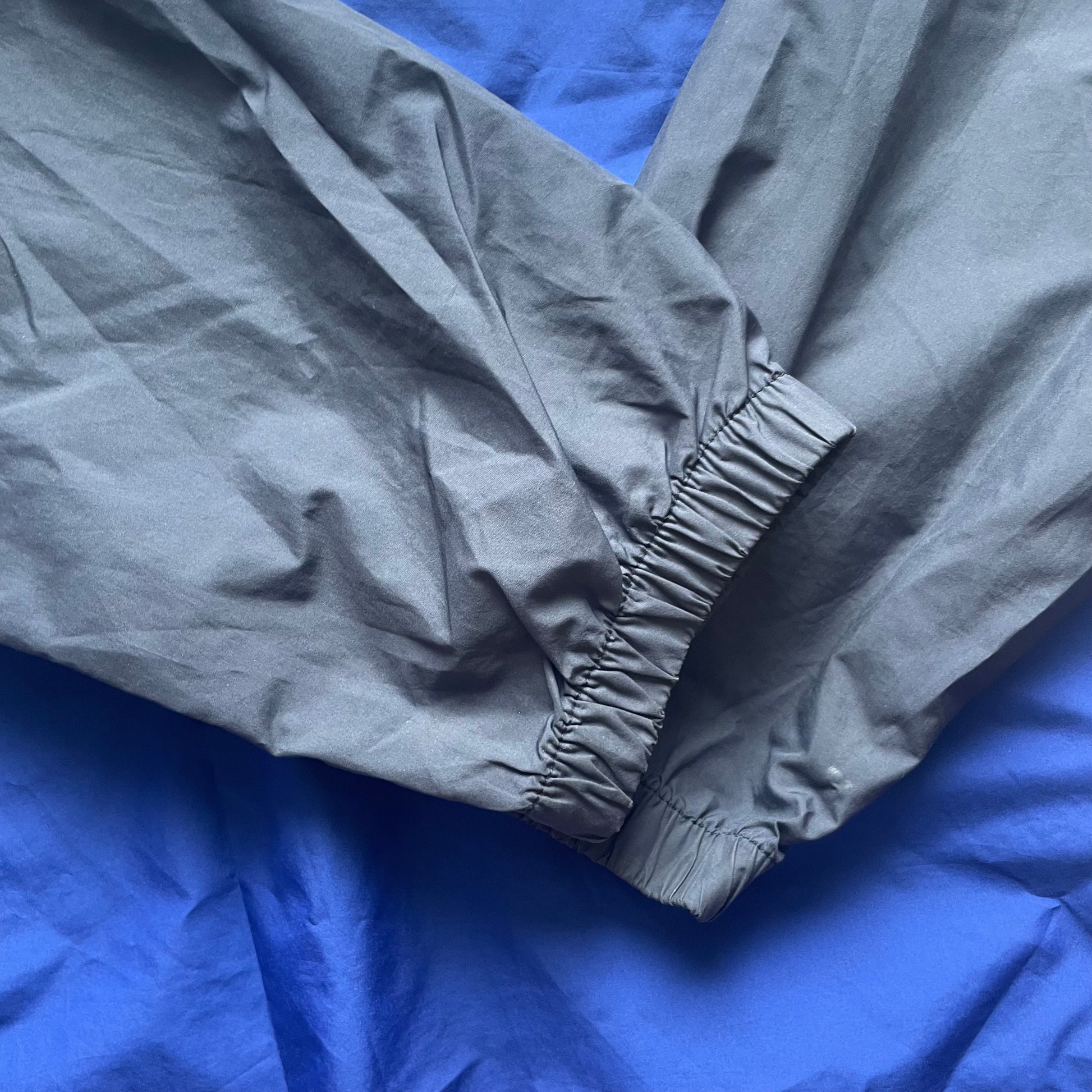 Grauer und blauer Windbreaker mit Kapuze von Adidas, Größe 13-14 Jahre – sleeve