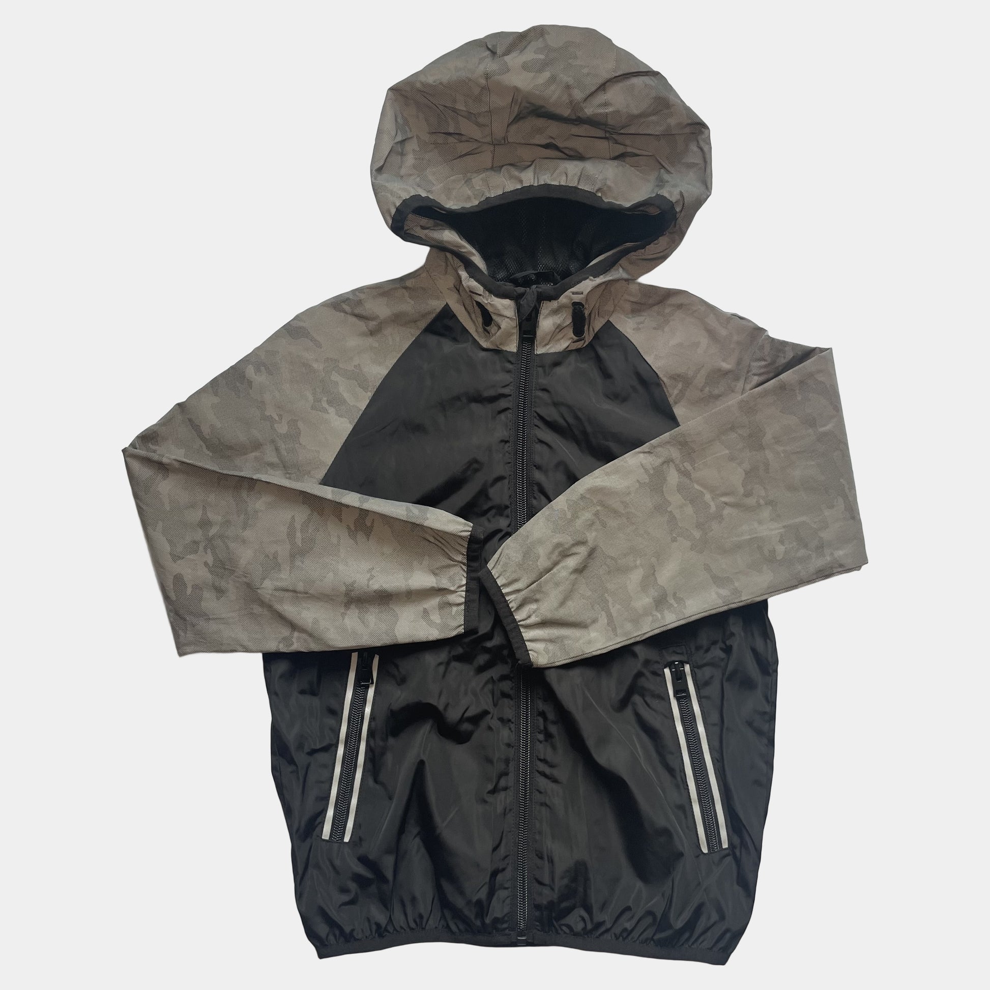 Graue und schwarze Jacke mit Kapuze und Camouflage-Muster für Kinder, Größe 6-7 Jahre – flatlay