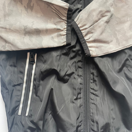 Graue und schwarze Jacke mit Kapuze und Camouflage-Muster für Kinder, Größe 6-7 Jahre – sleeve