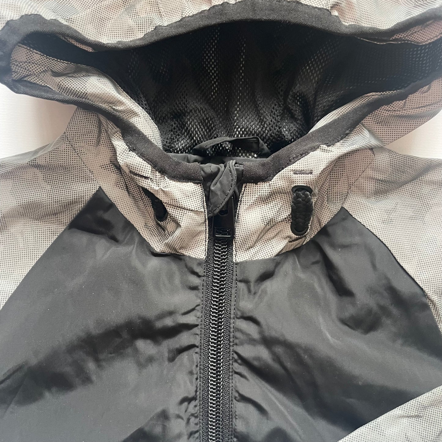 Graue und schwarze Jacke mit Kapuze und Camouflage-Muster für Kinder, Größe 6-7 Jahre – zip