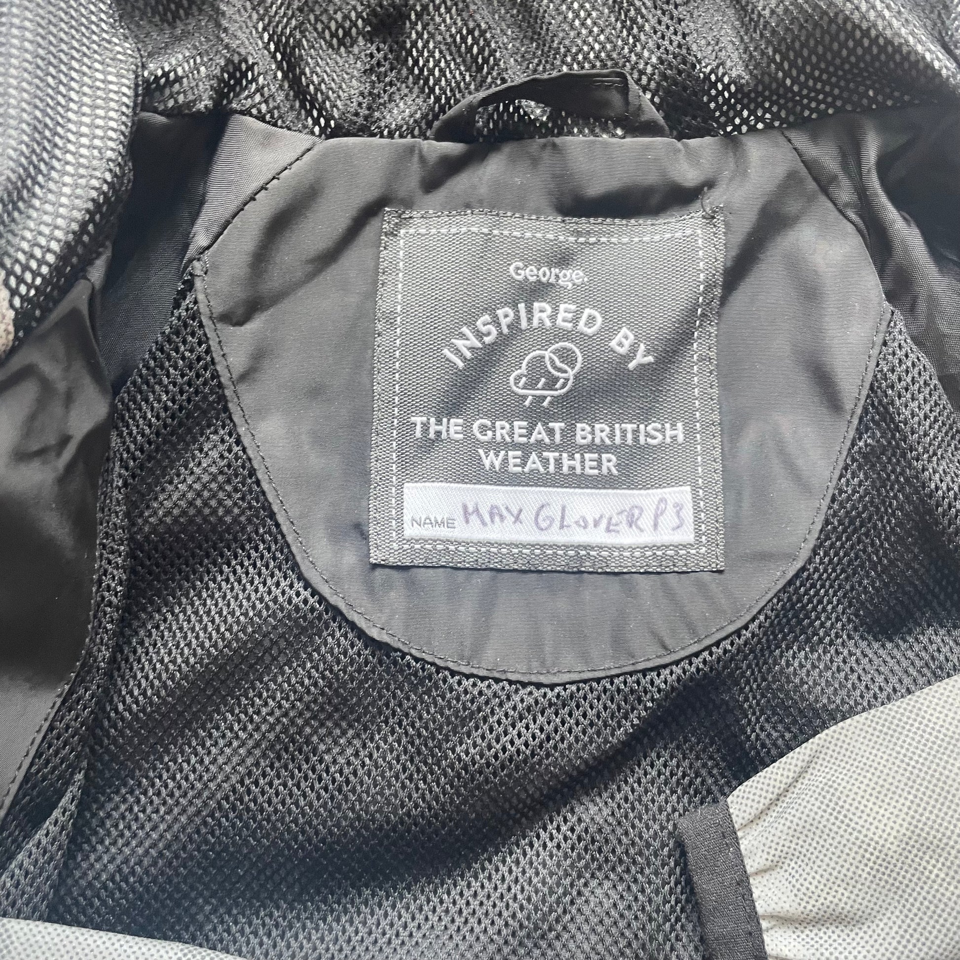 Graue und schwarze Jacke mit Kapuze und Camouflage-Muster für Kinder, Größe 6-7 Jahre – tag