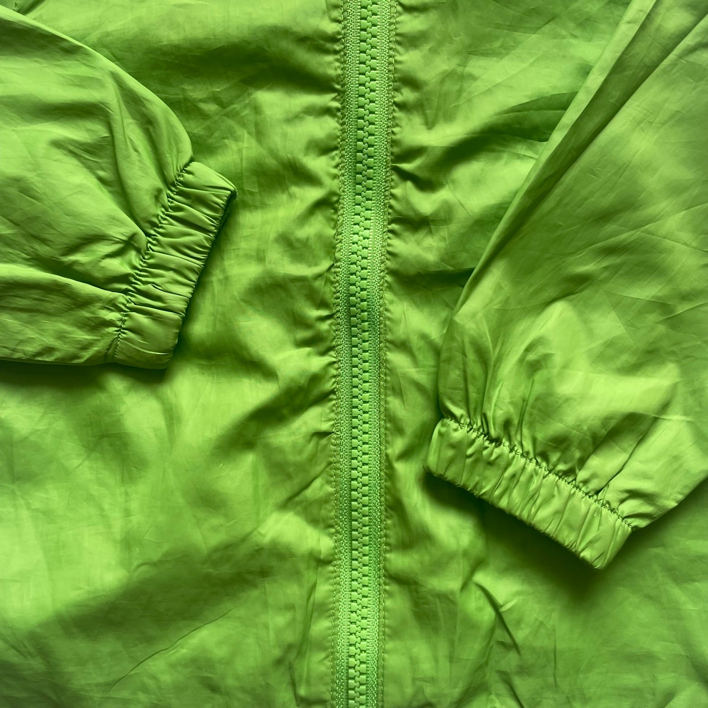 Grüne Polyester-Jacke mit Dino-Kapuze für Babys in Größe 9-12 Monate von Primark, aus zweiter Hand. – sleeve