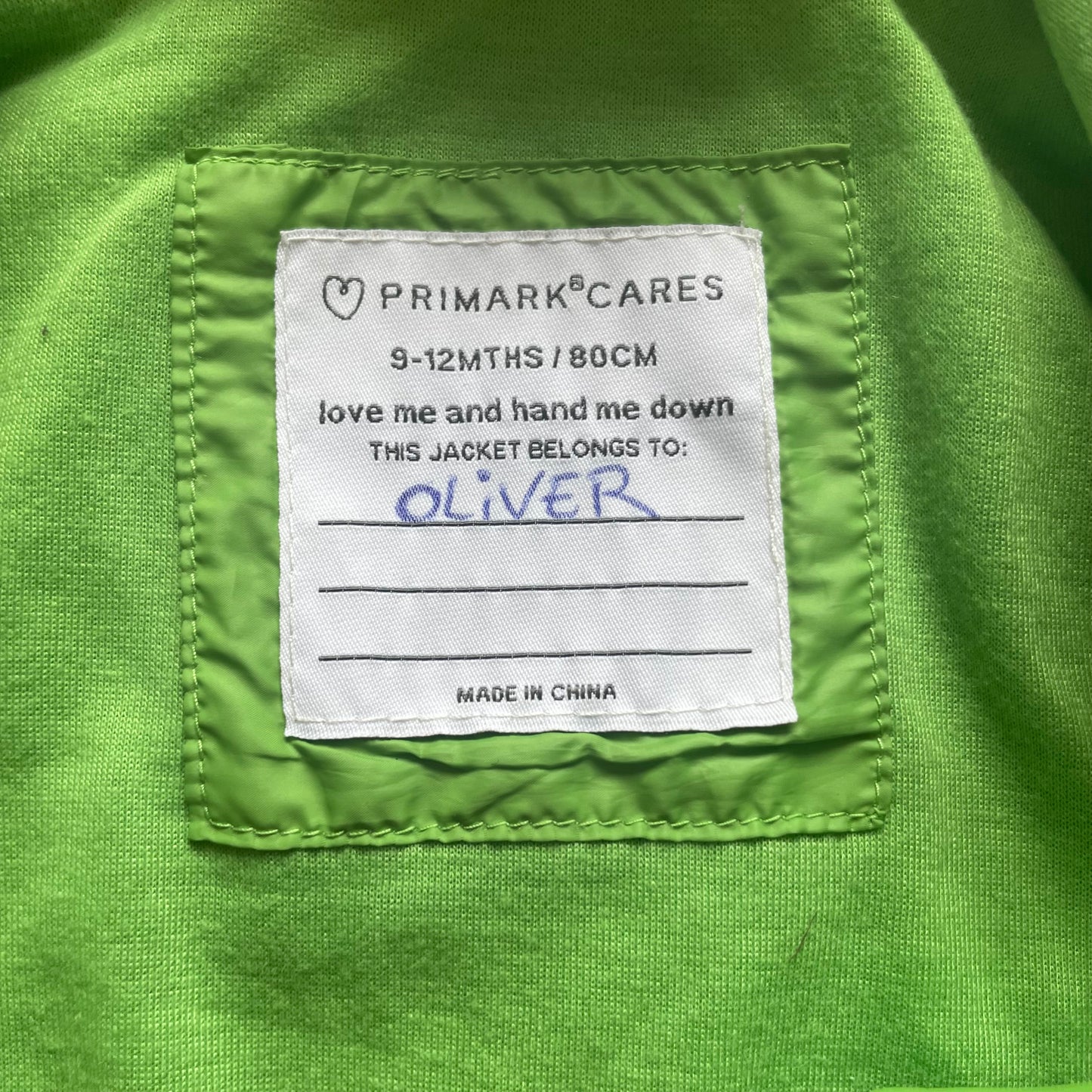 Grüne Polyester-Jacke mit Dino-Kapuze für Babys in Größe 9-12 Monate von Primark, aus zweiter Hand. – label