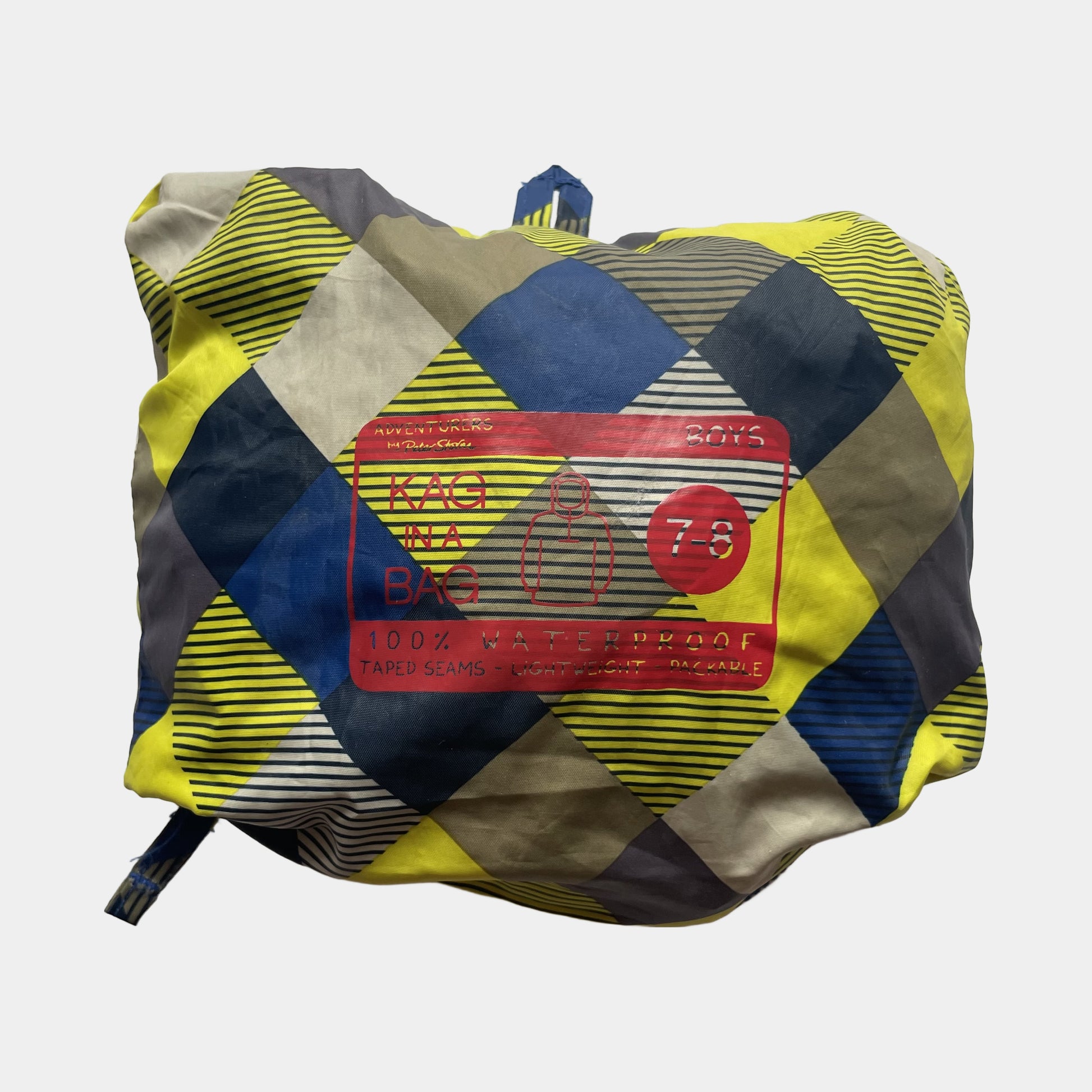 Mehrfarbige Regenjacke mit Kapuze und quadratischem Muster – flatlay