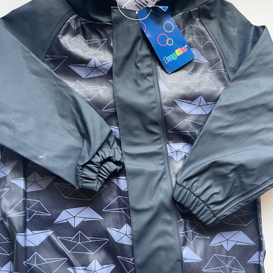 Grauer Regenoverall mit Schiffsprint und Kapuze – zip