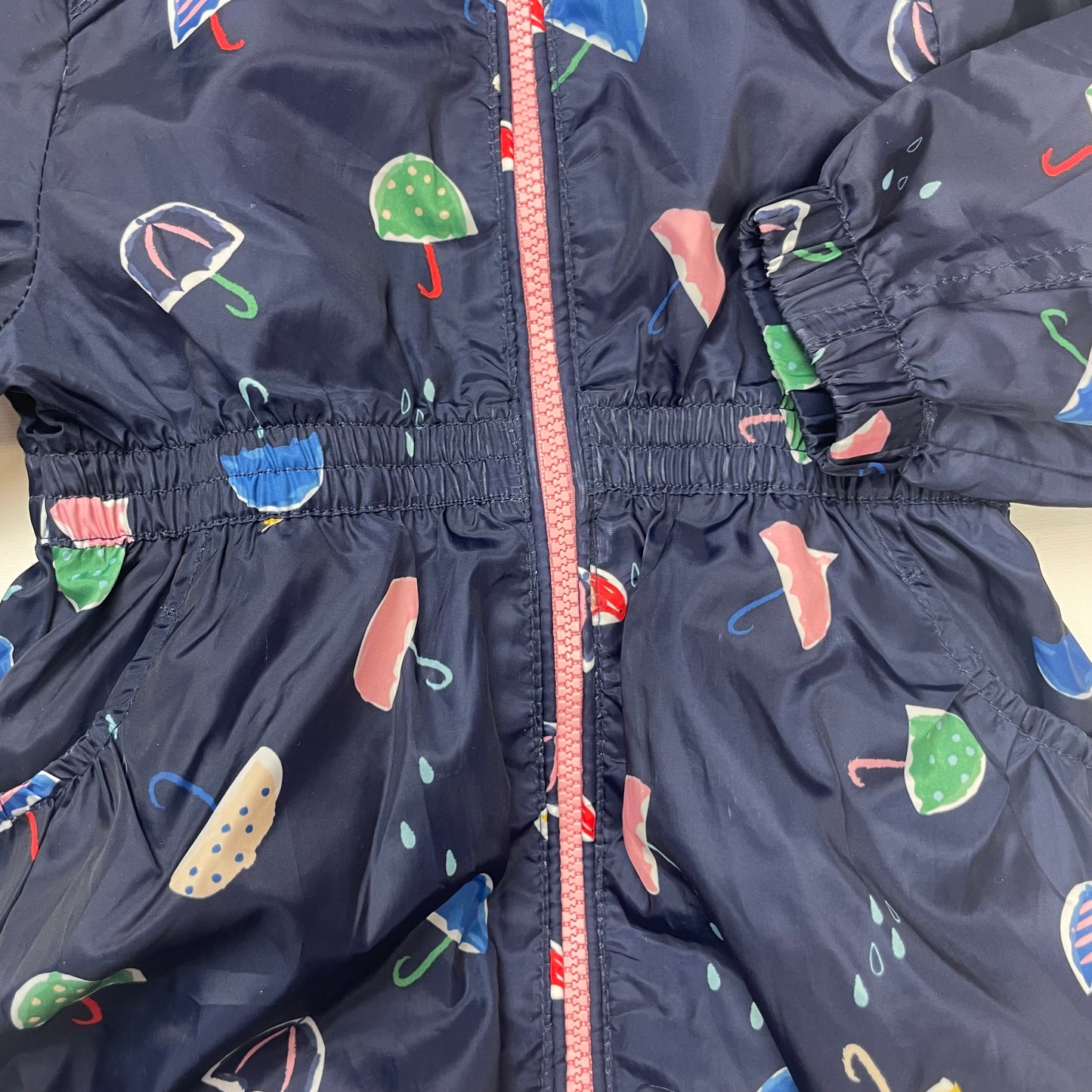 Blaue Regenjacke mit Regenschirm-Muster für Kinder – detail