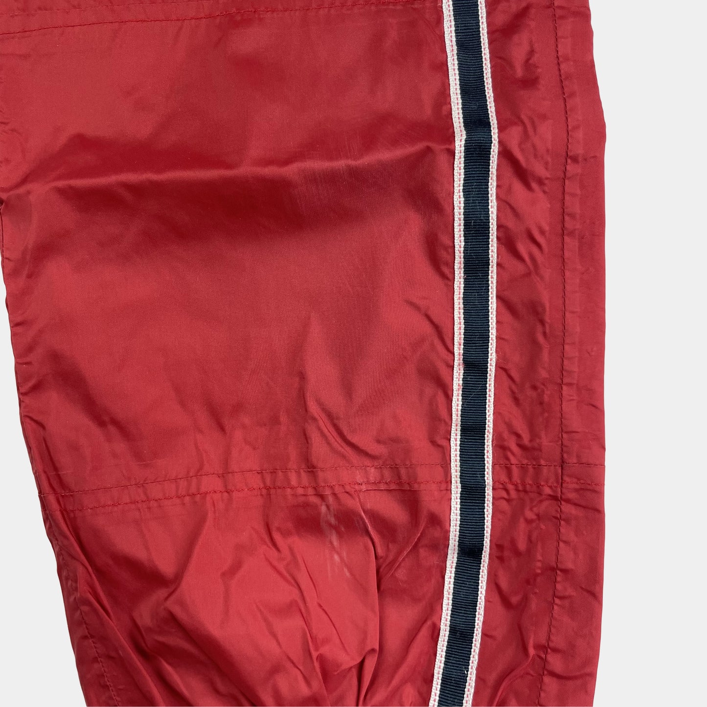 Rote Nylon-Hose mit seitlichen Streifen für Kinder. Größe 6-7 Jahre. – detail