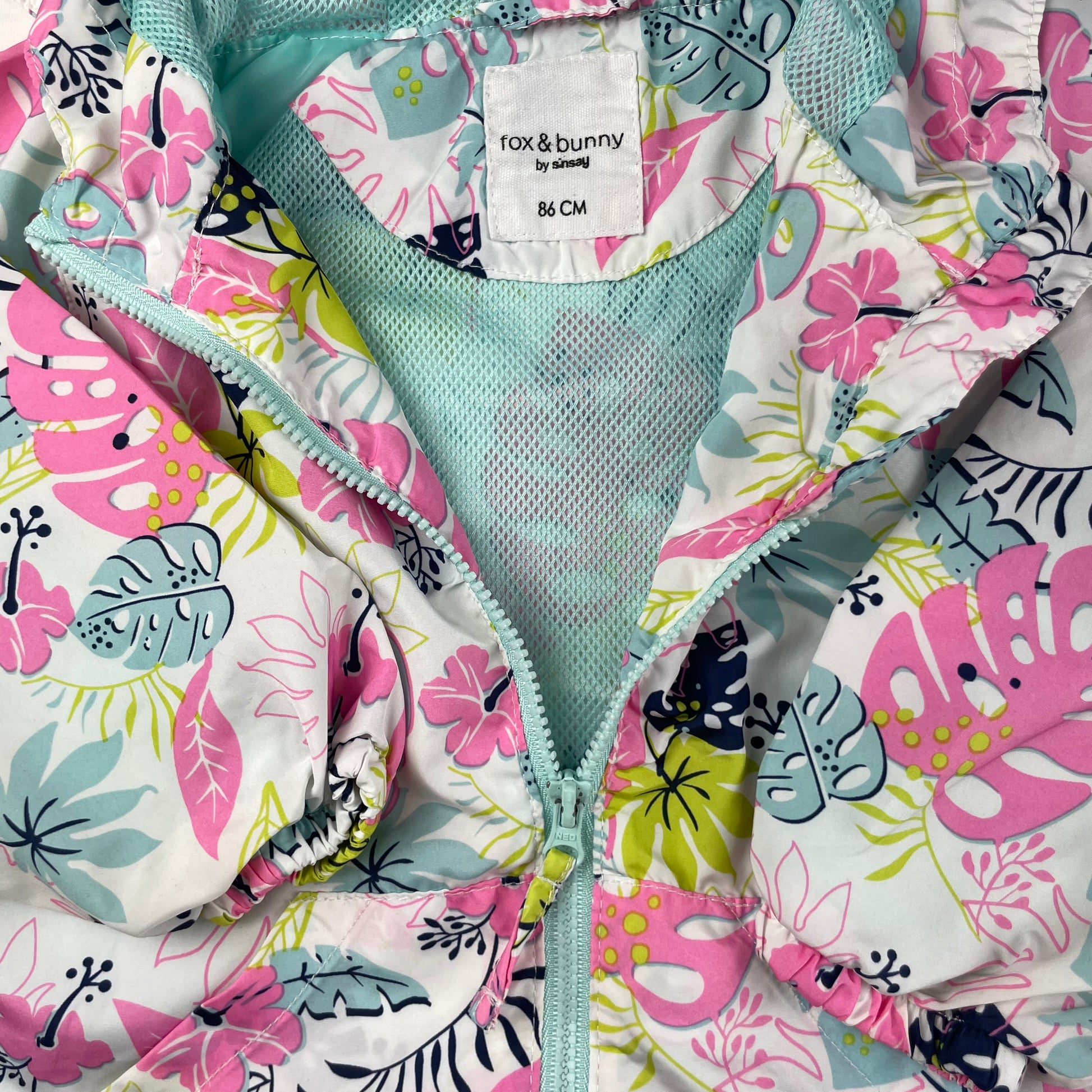 Mehrfarbige Regenjacke mit Blumenmuster und Kapuze, Größe 86 CM, von fox & bunny – label