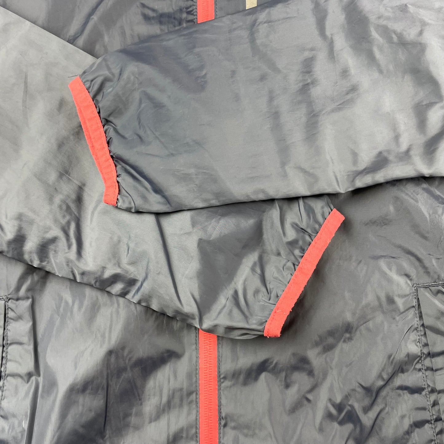 Graue Windjacke mit pinken Details und Kapuze von Crivit