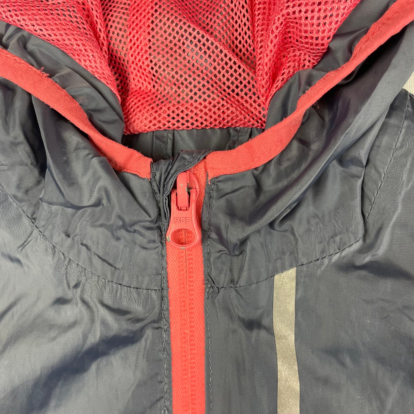 Graue Windjacke mit pinken Details und Kapuze von Crivit – zip