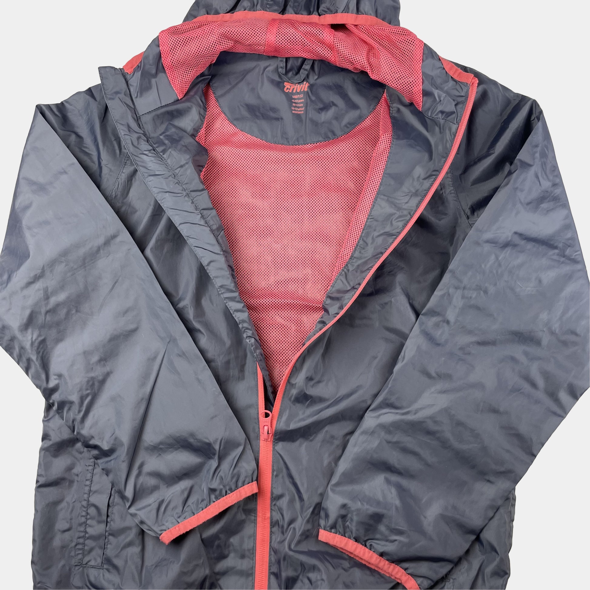 Graue Windjacke mit pinken Details und Kapuze von Crivit – inside