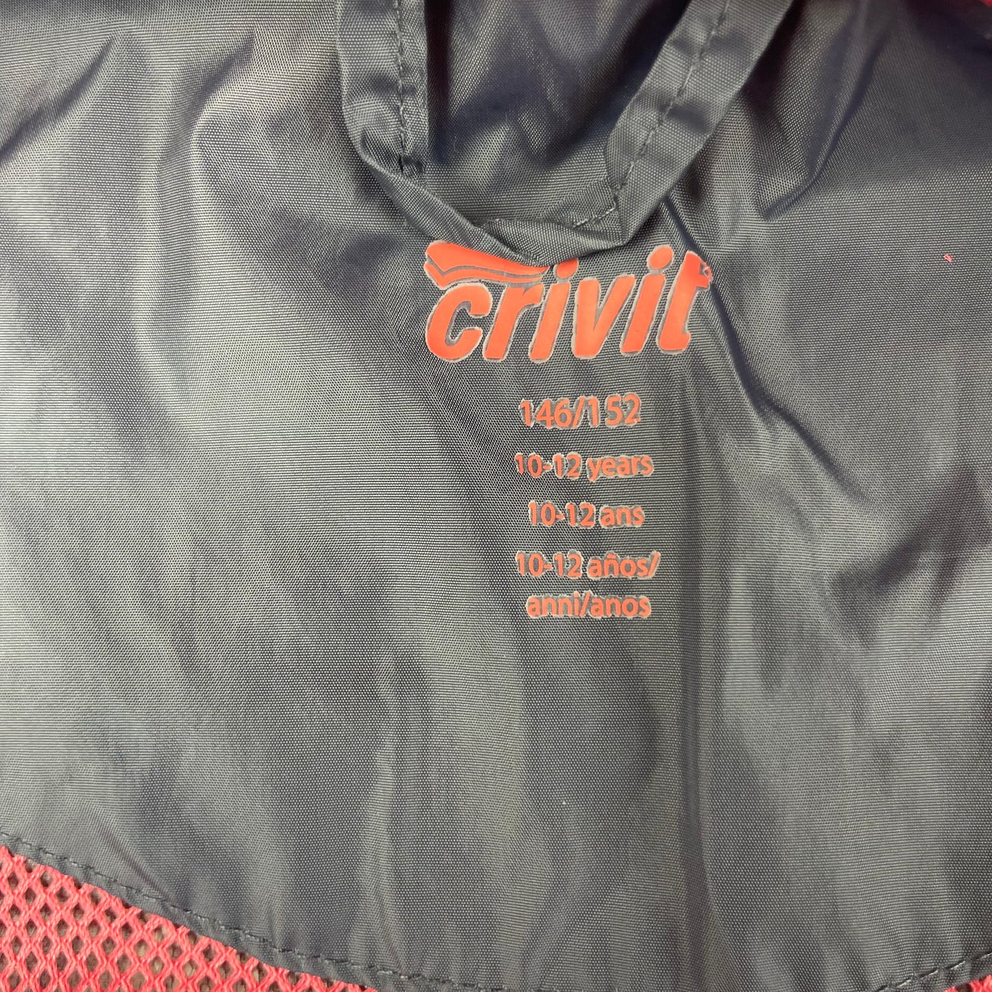 Graue Windjacke mit pinken Details und Kapuze von Crivit – tag