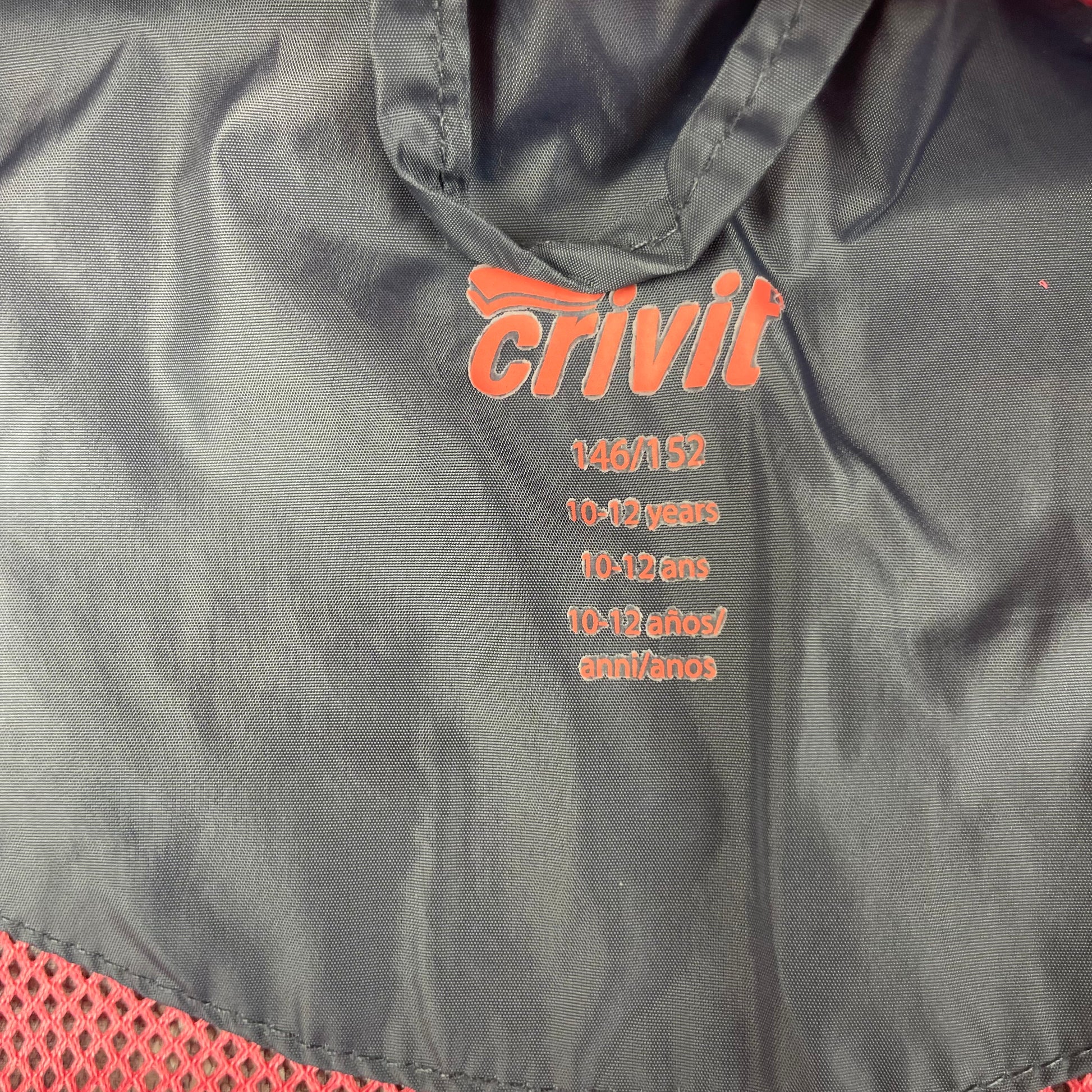 Graue Windjacke mit pinken Details und Kapuze von Crivit – tag