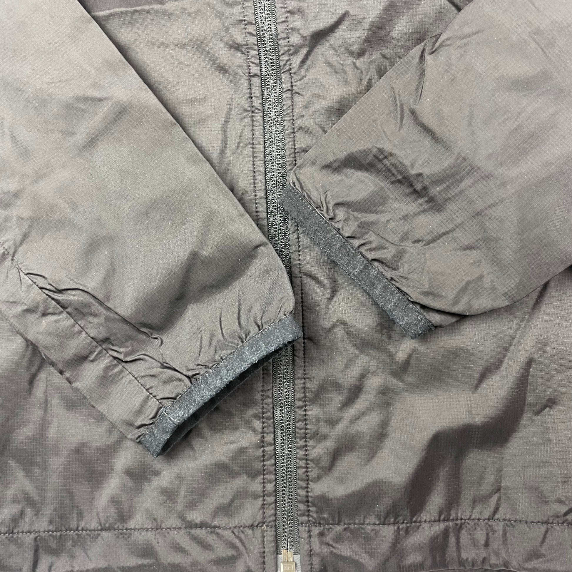 Schwarze Jacke aus Nylon mit Kapuze von Puma in Größe 14 (32/34). – detail