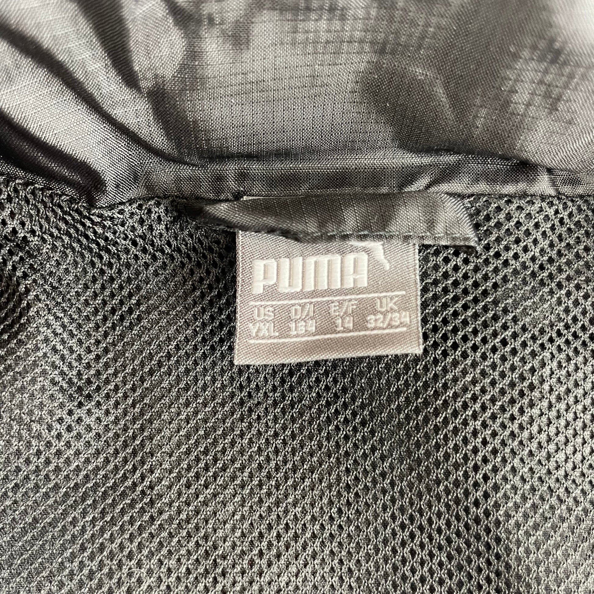 Schwarze Jacke aus Nylon mit Kapuze von Puma in Größe 14 (32/34). – label