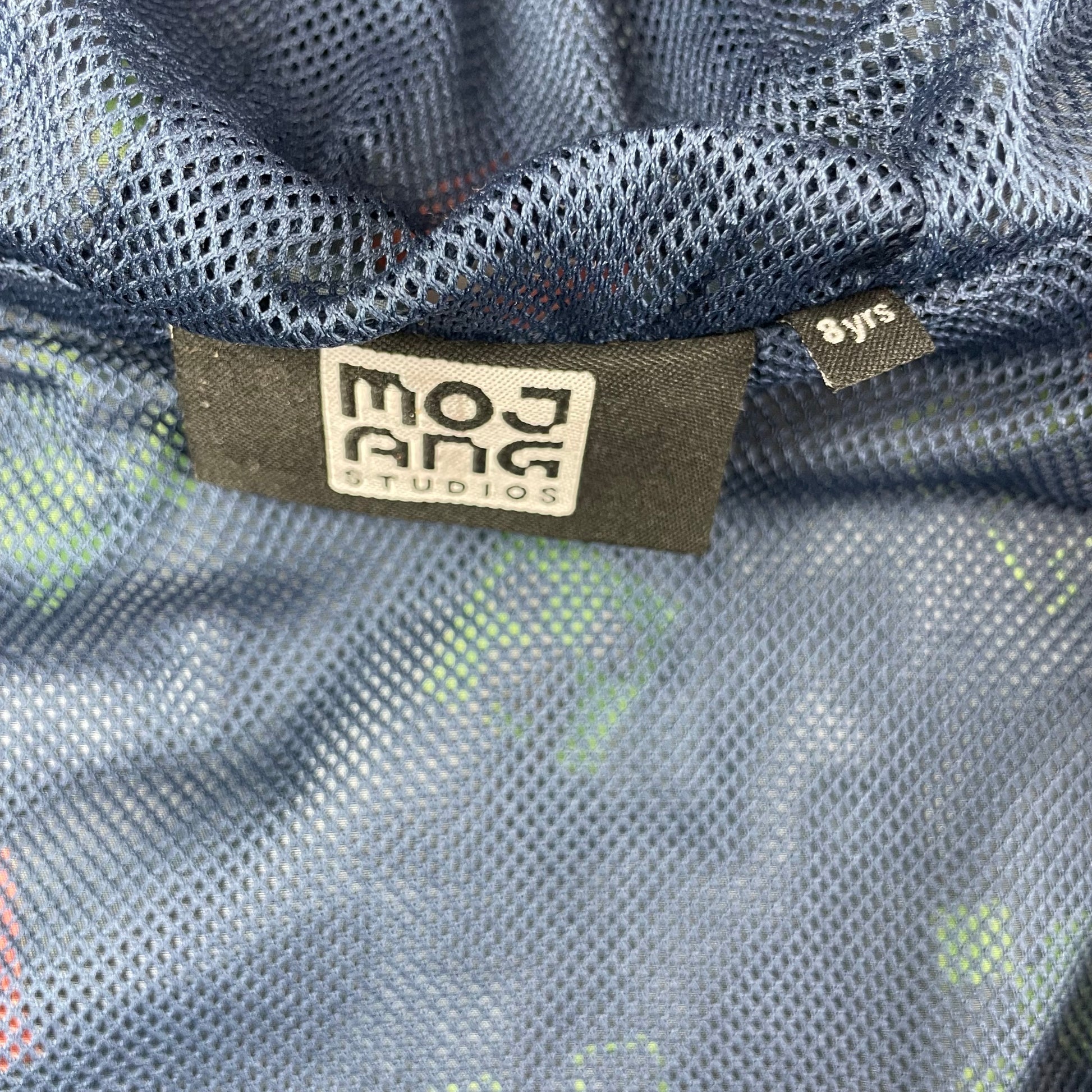 Graue Regenjacke mit grünem Muster für Jungen, Größe 8 Jahre – detail