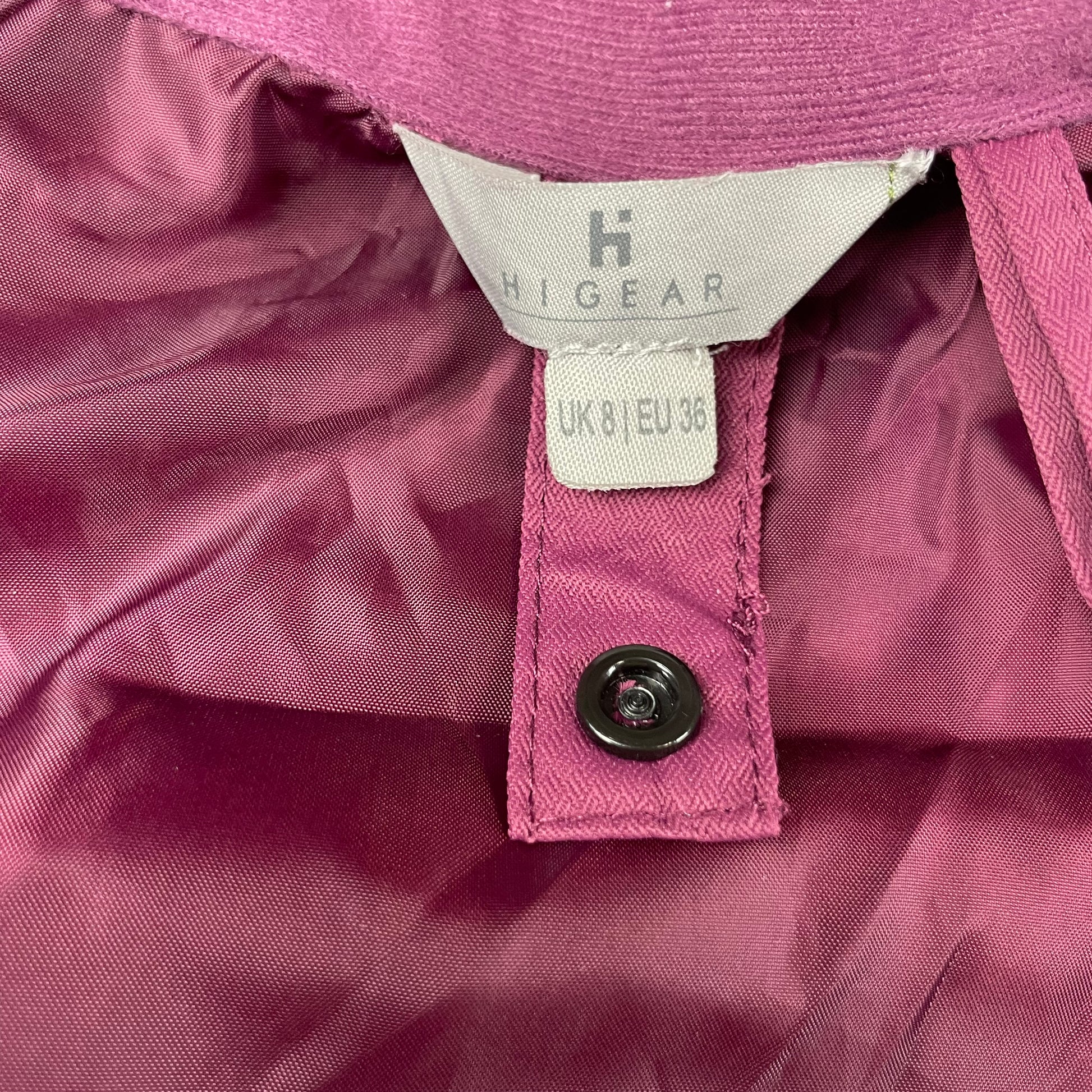Lila wasserfeste Jacke von Hi Gear in Größe UK 8/EU 36, ideal für kühles Wetter. – label