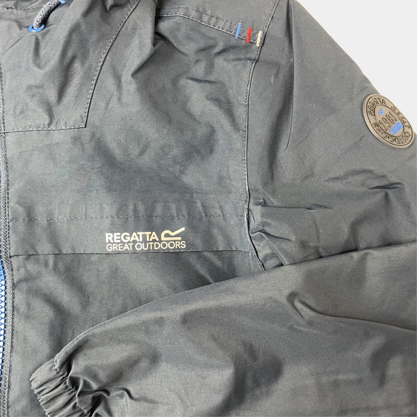 Dunkelblaue Regatta Kinderjacke mit Kapuze und Reißverschluss – detail