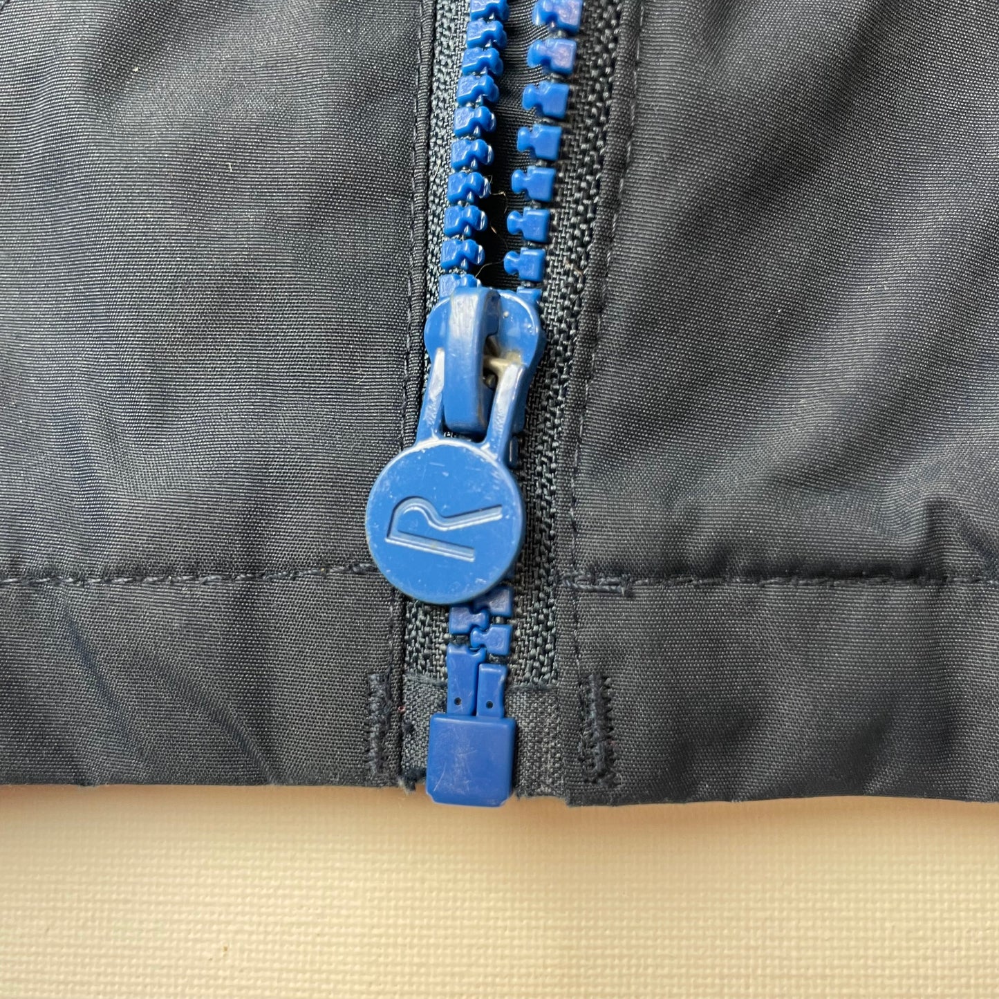 Dunkelblaue Regatta Kinderjacke mit Kapuze und Reißverschluss – zip