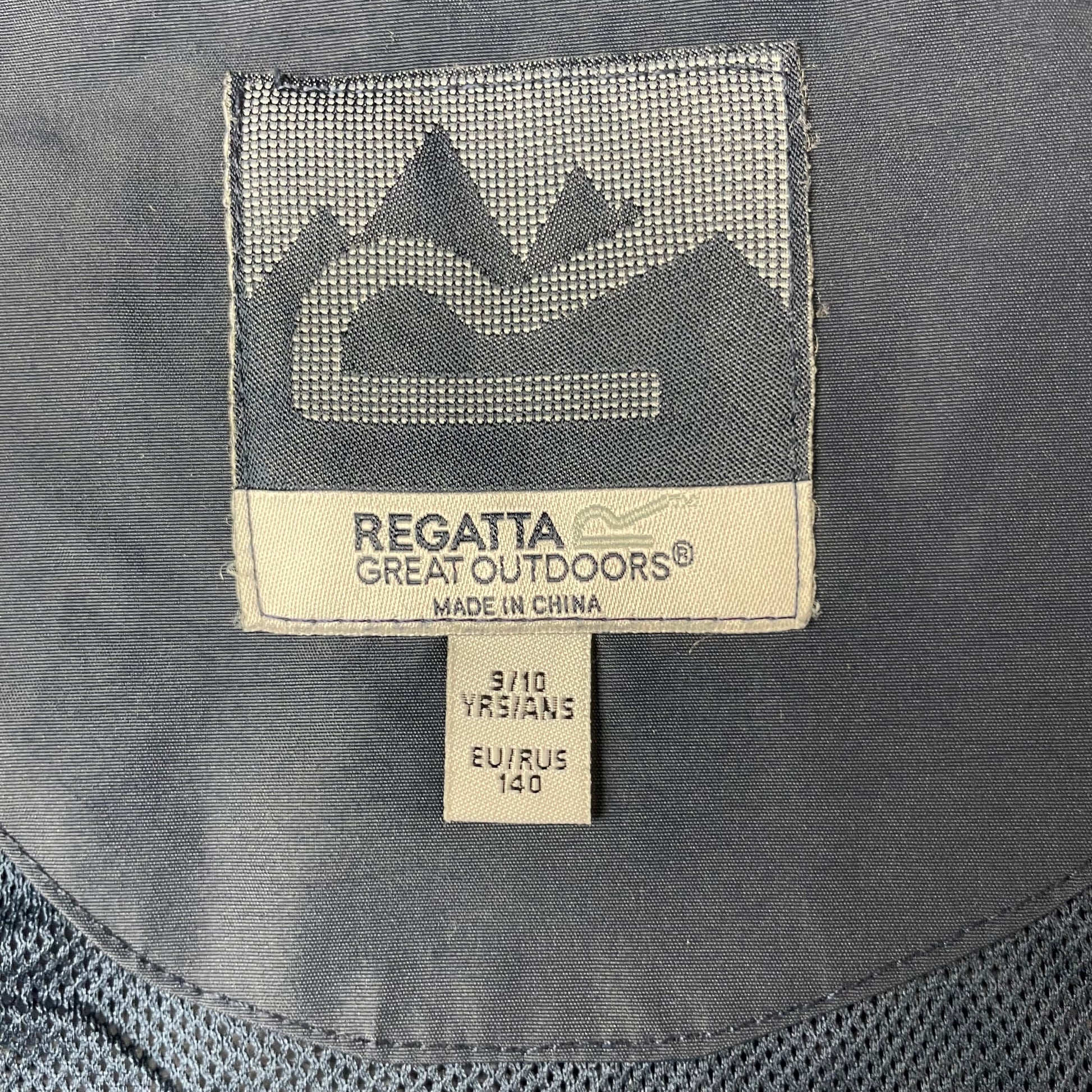 Dunkelblaue Regatta Kinderjacke mit Kapuze und Reißverschluss – label