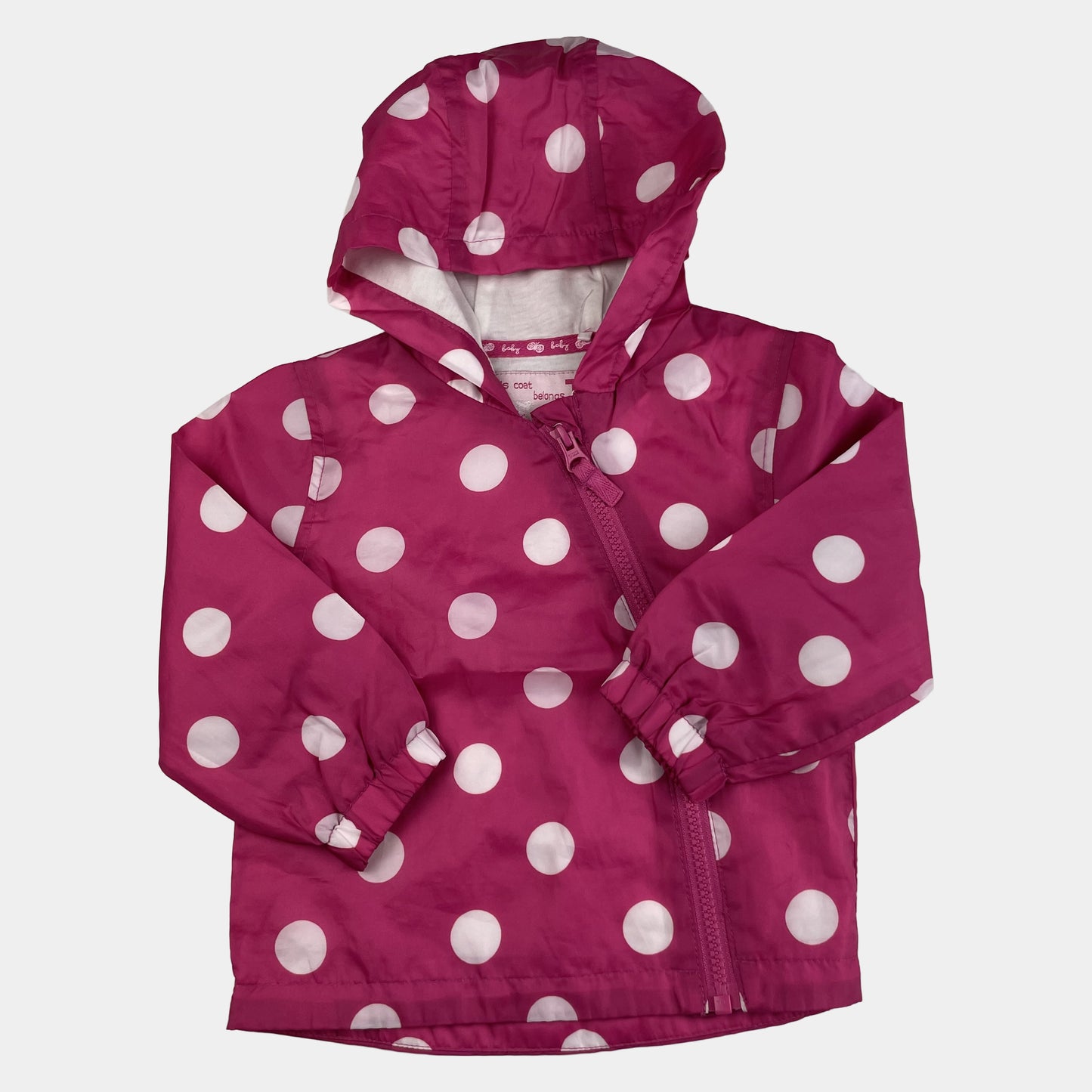 Pinkfarbene Regenjacke mit weißen Punkten und Kapuze von Tu für Kinder, Größe 9-12 Monate. – front