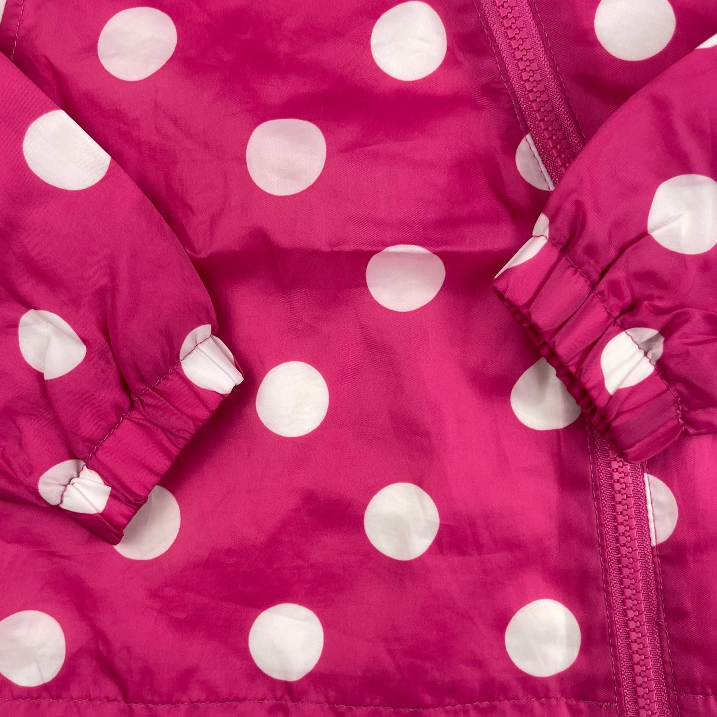 Pinkfarbene Regenjacke mit weißen Punkten und Kapuze von Tu für Kinder, Größe 9-12 Monate. – detail