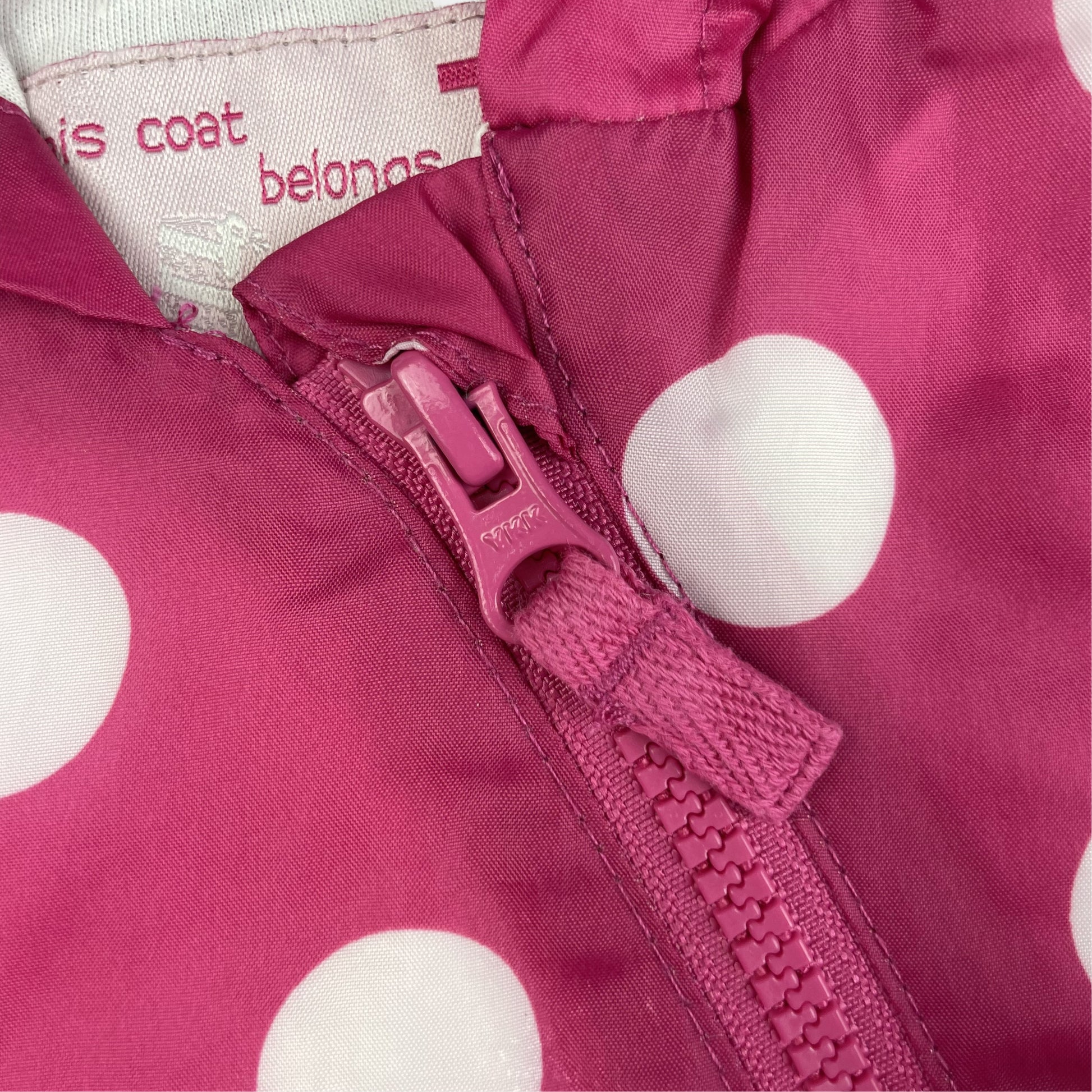 Pinkfarbene Regenjacke mit weißen Punkten und Kapuze von Tu für Kinder, Größe 9-12 Monate. – zip