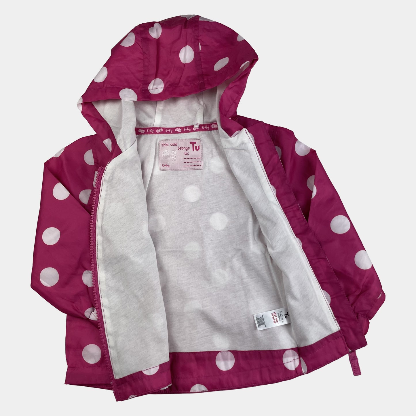 Pinkfarbene Regenjacke mit weißen Punkten und Kapuze von Tu für Kinder, Größe 9-12 Monate. – inside