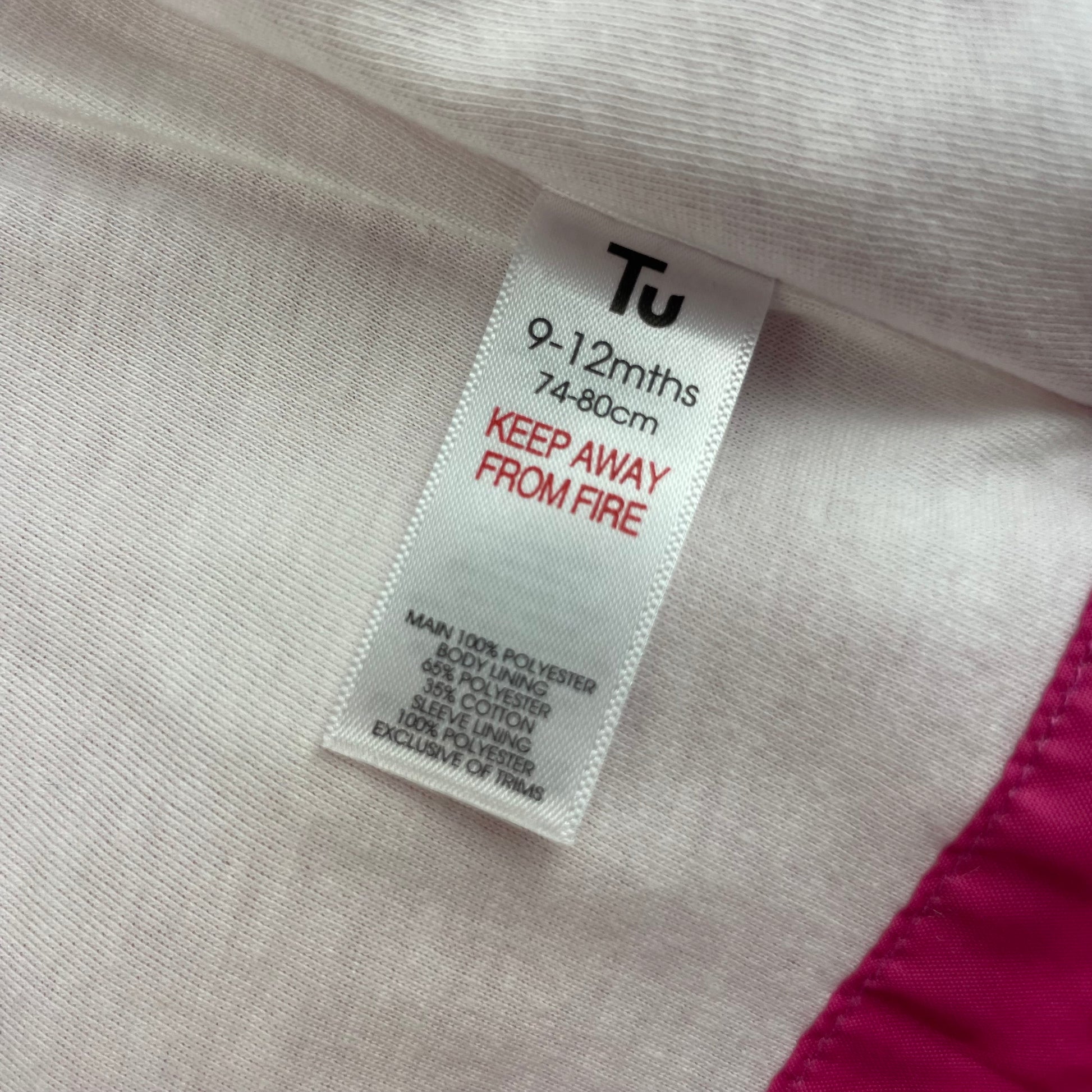 Pinkfarbene Regenjacke mit weißen Punkten und Kapuze von Tu für Kinder, Größe 9-12 Monate. – label