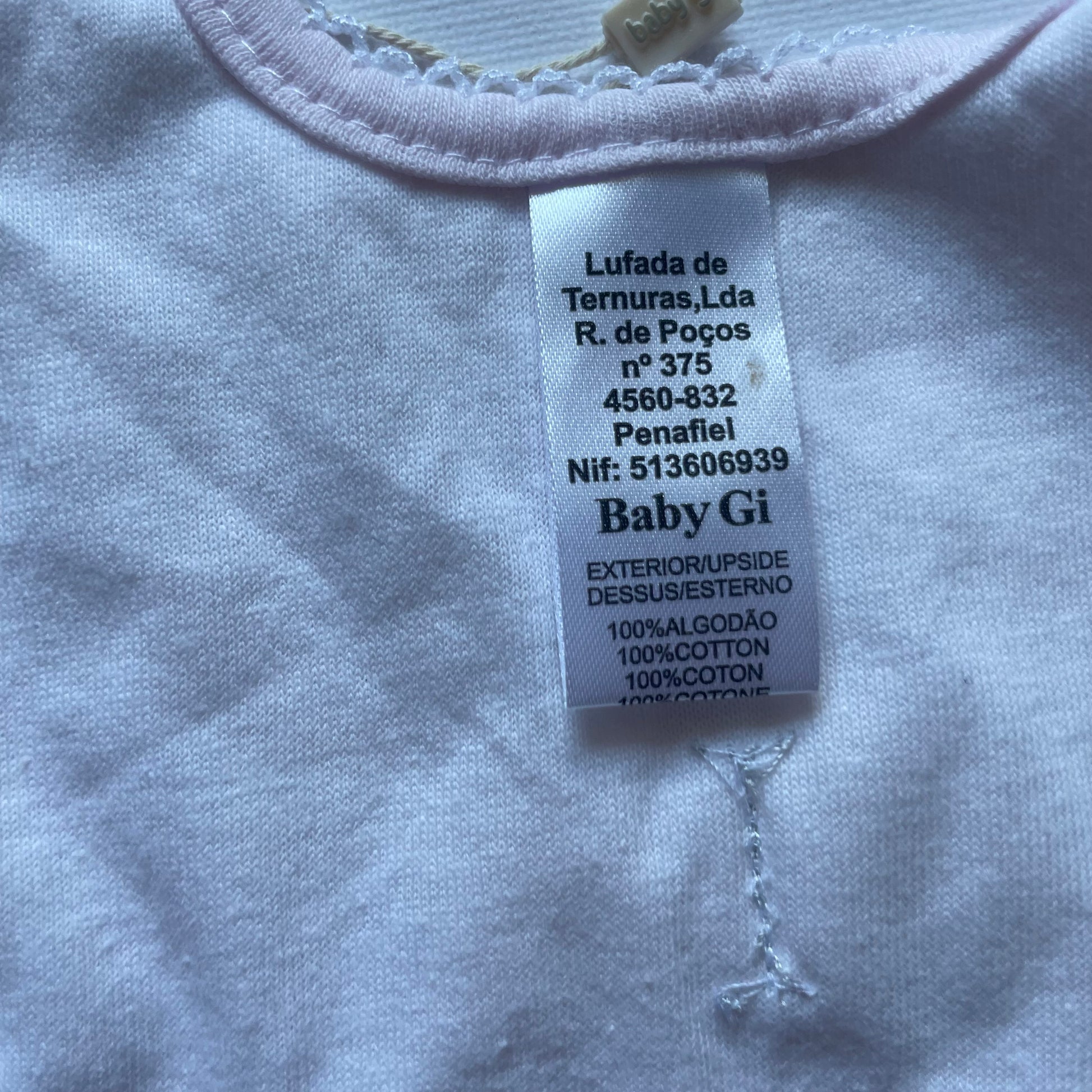 Rosa Baby-Lätzchen aus Baumwolle mit Flügel-Design. – label