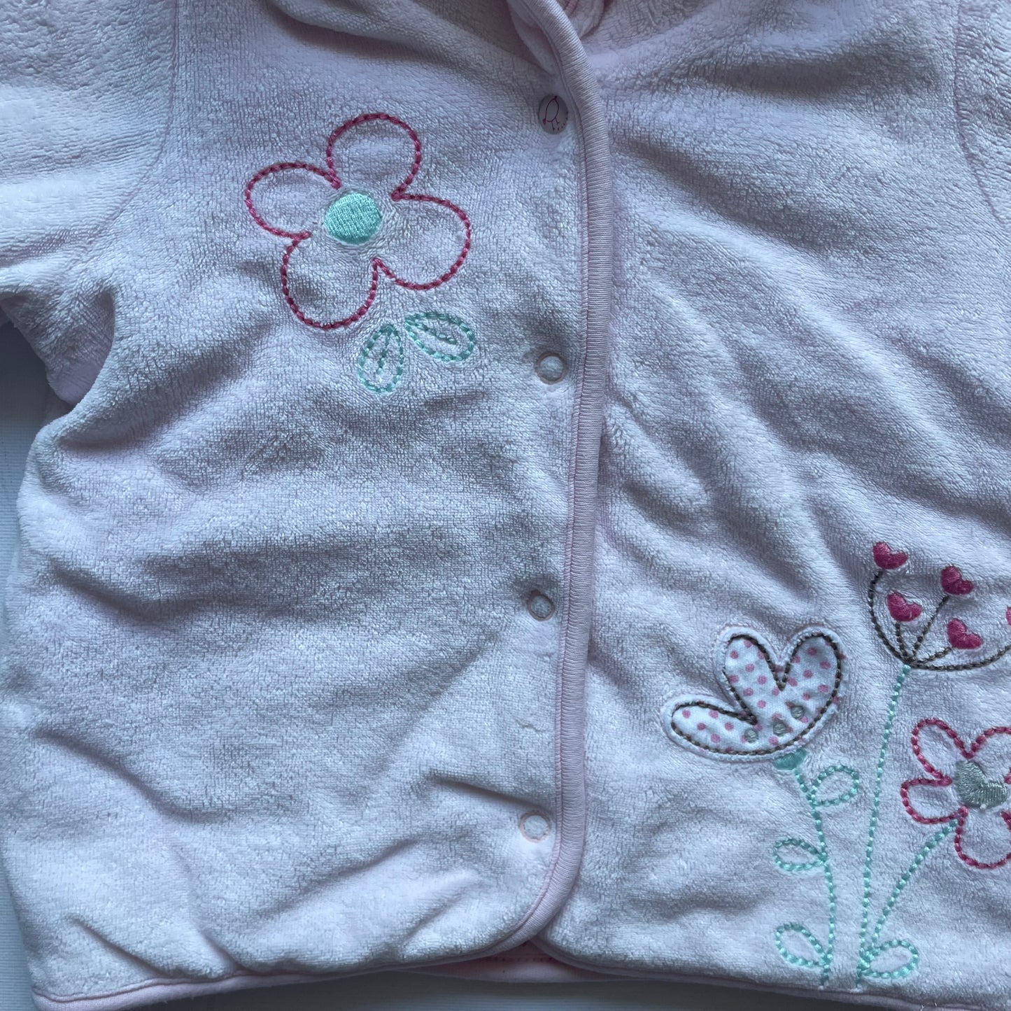 Rosa Kapuzenjacke für Babys mit Blumenmuster, Größe 3-6 Monate – close‑up