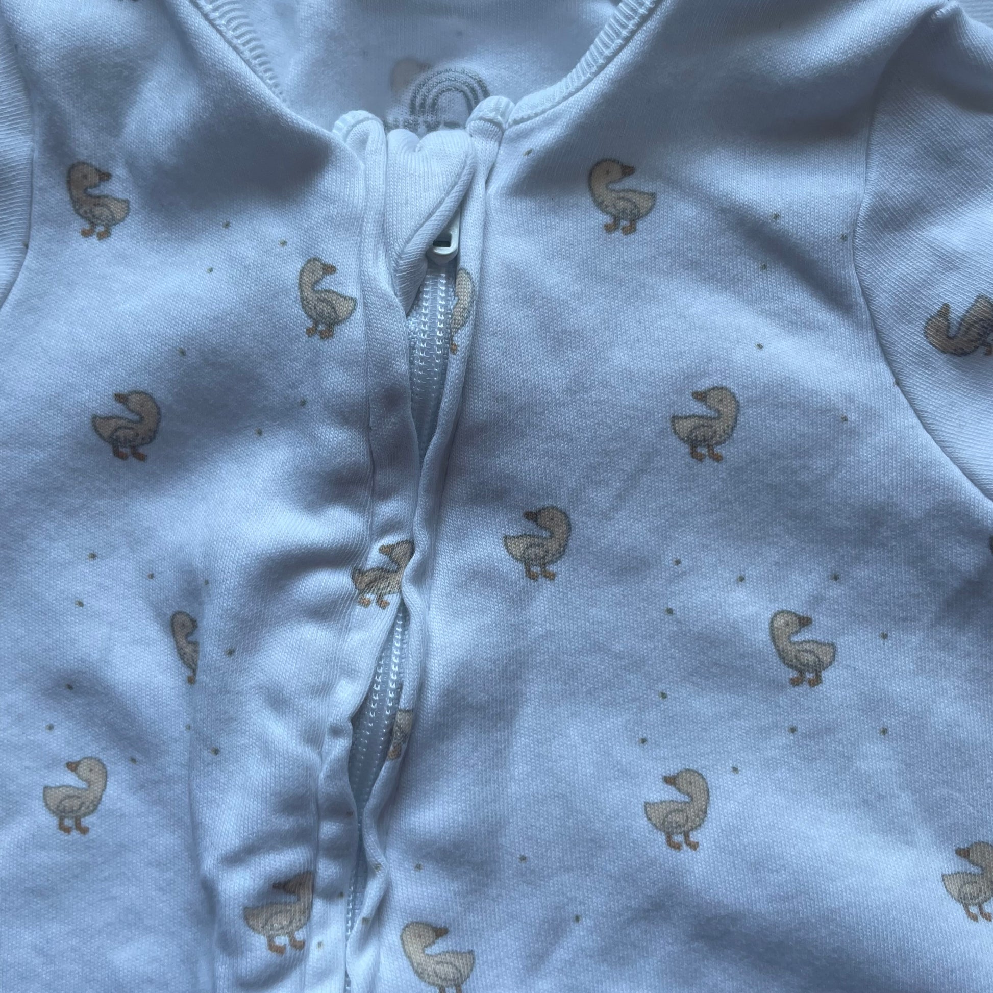 Weißer Baumwoll-Body mit Tiermuster – detail