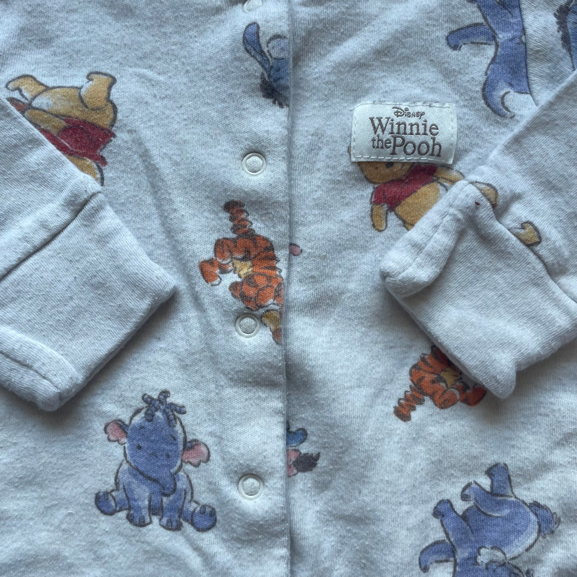 Grauer Baby-Overall mit Winnie the Pooh-Muster von Disney, Größe 0-3 Monate. – detail
