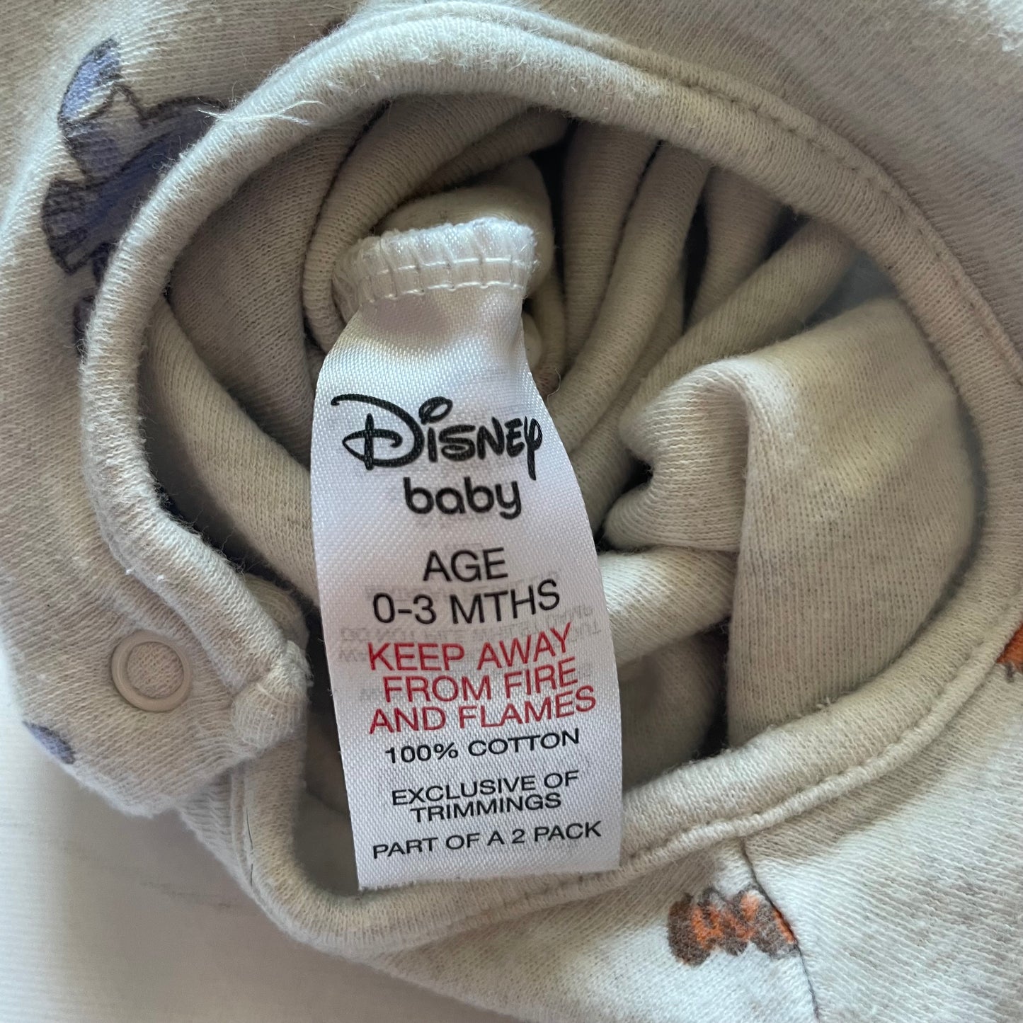 Grauer Baby-Overall mit Winnie the Pooh-Muster von Disney, Größe 0-3 Monate. – label
