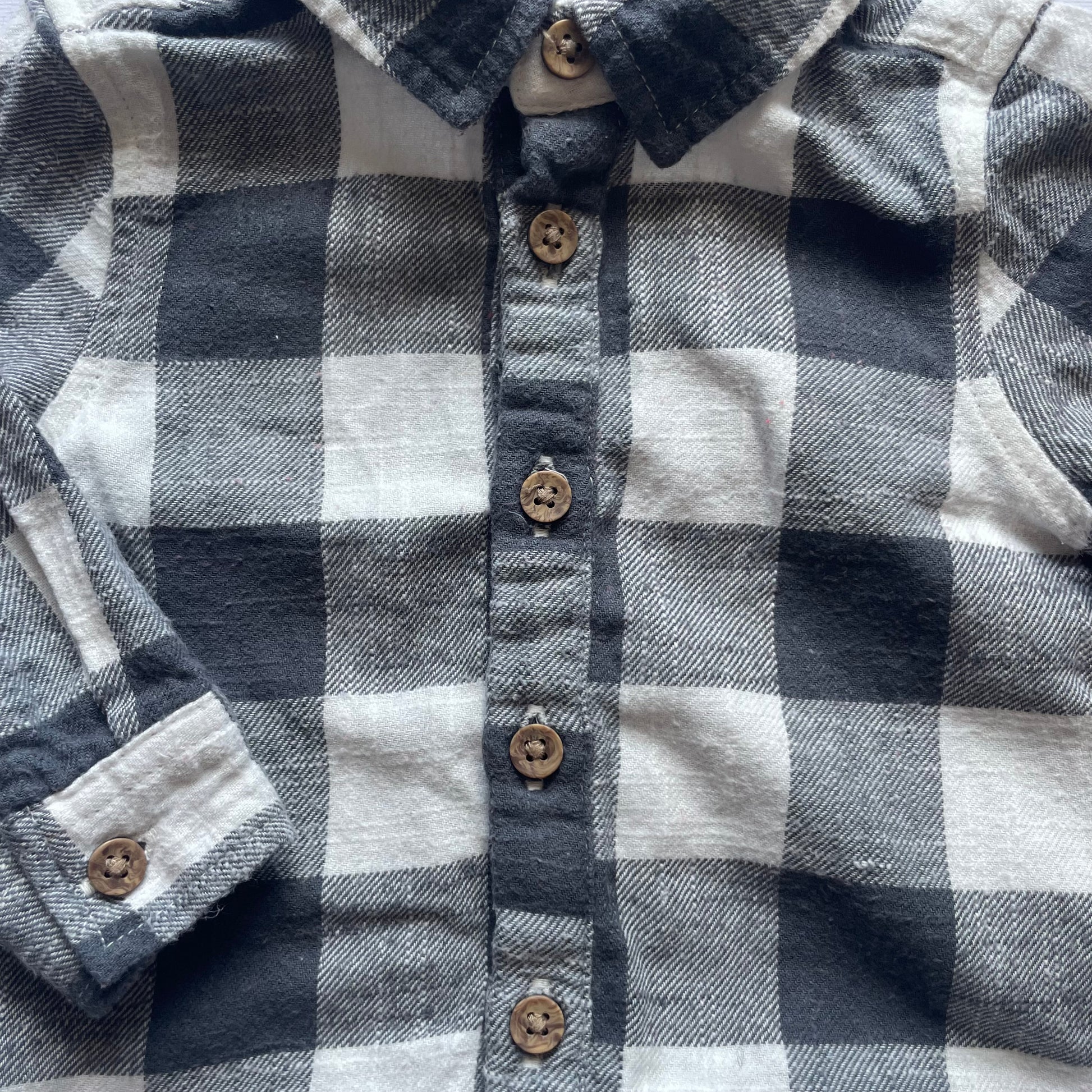 Schwarz-Weiß kariertes Baby-Body mit langen Ärmeln, Größe 3-6 Monate, von George – detail