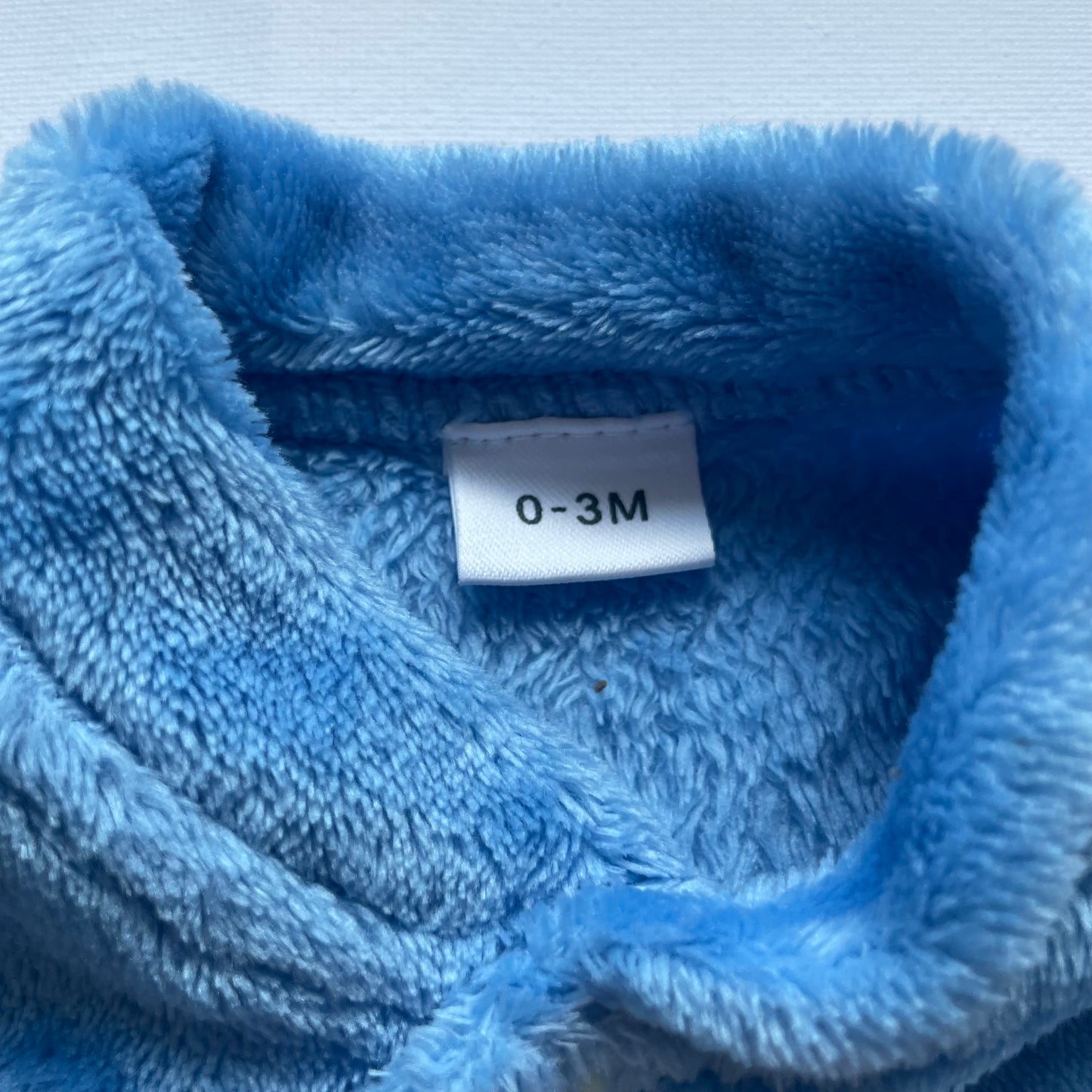 Blauer Plüsch-Overall mit Dino-Motiv und Applikationen – label