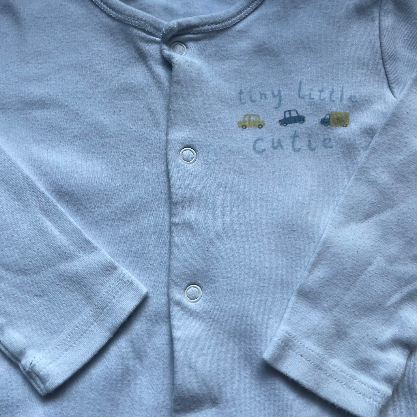 Blauer Baumwoll-Schlafanzug mit Aufdruck und Füßlingen – close‑up