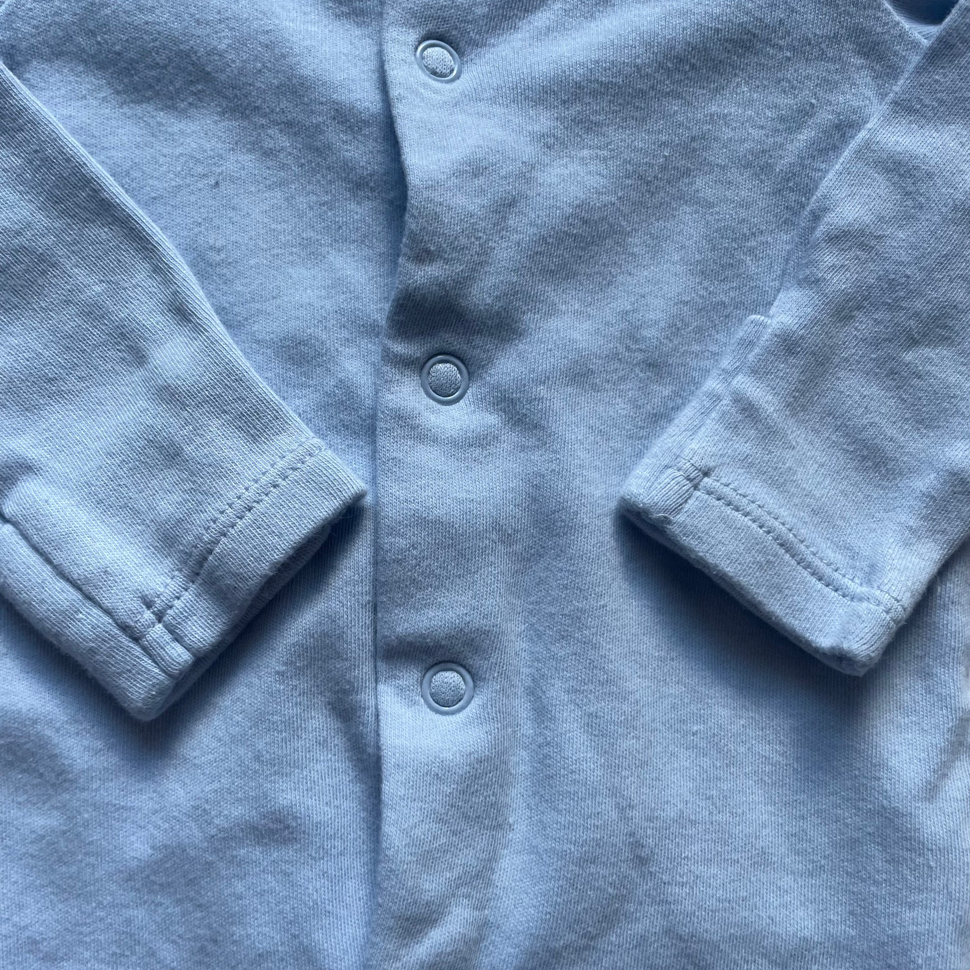 Blauer Baumwoll-Overall mit langen Ärmeln und Füßen – detail