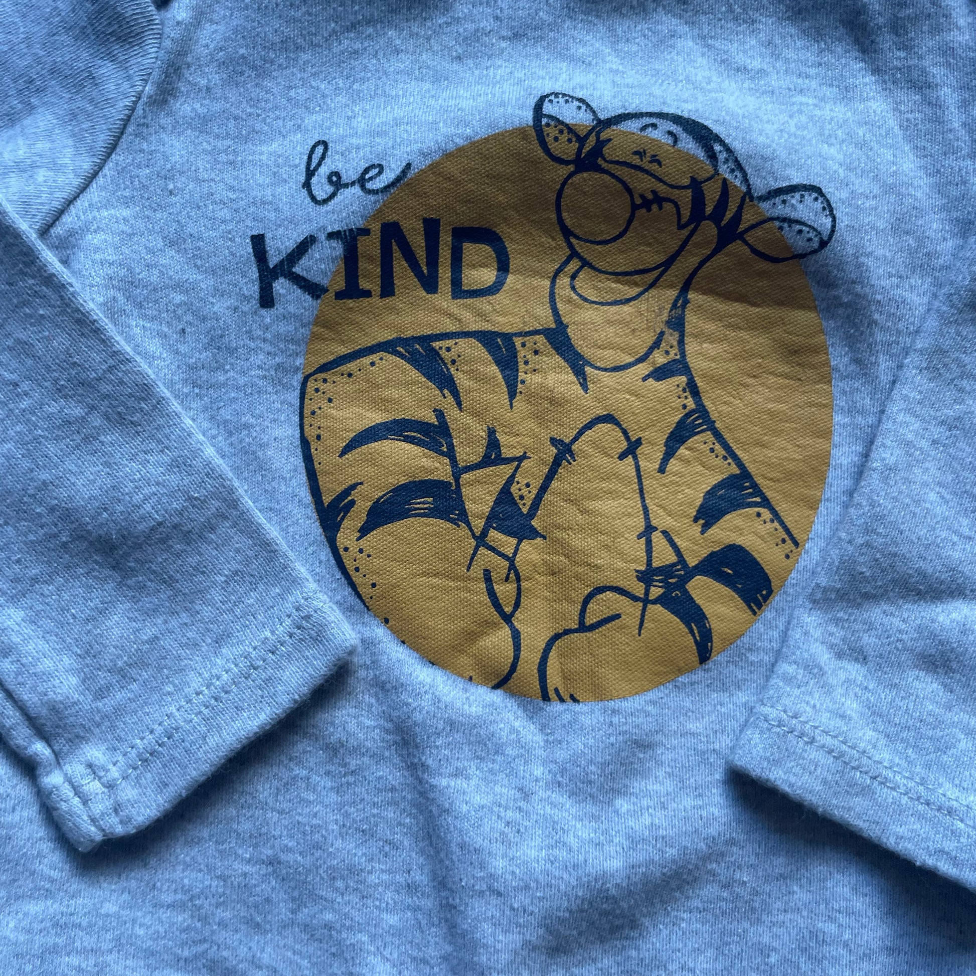 Grauer Disney Baby-Body mit Tigger-Motiv und Druckknöpfen – detail