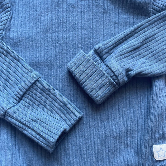 Grauer Baumwoll-Body mit Rippenmuster und langen Ärmeln – fabric