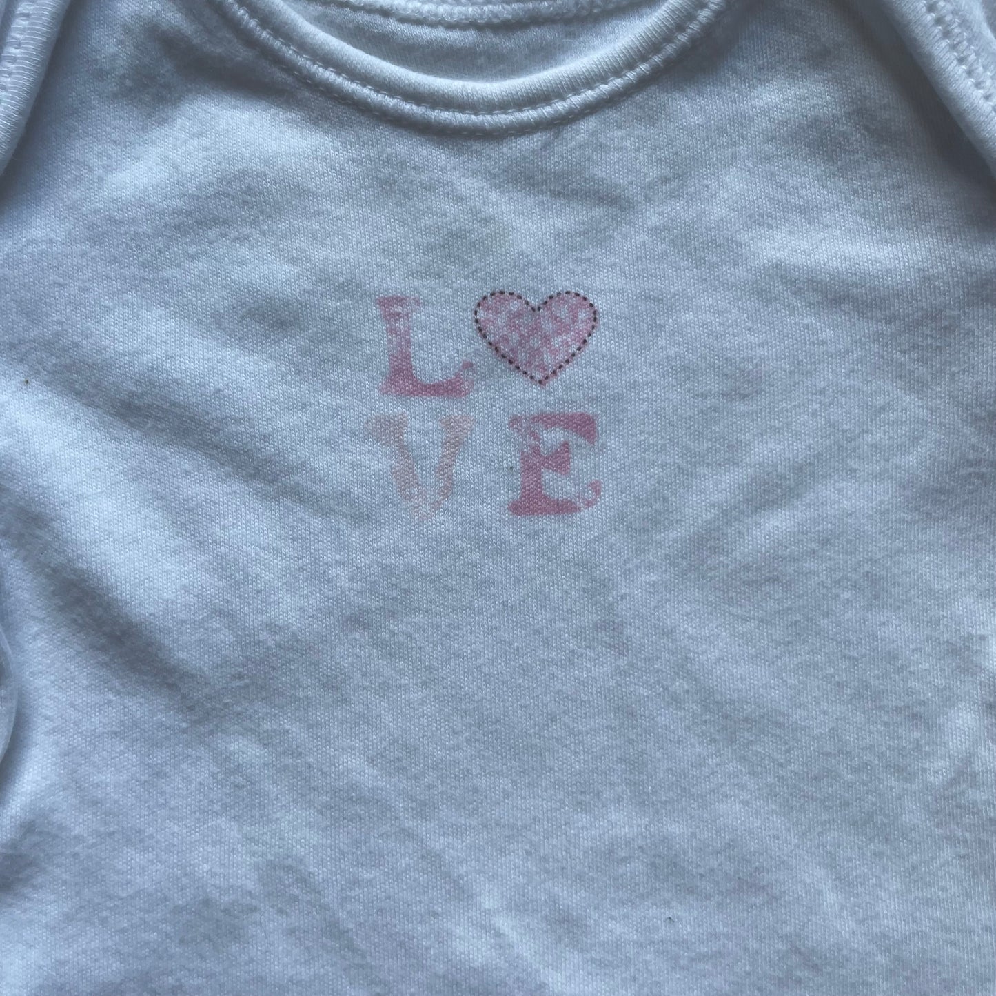 Weißer Body aus Baumwolle mit Herzmotiv und kurzen Ärmeln – detail