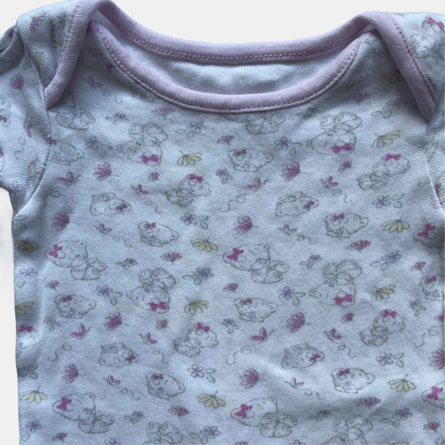 Rosa Babybody mit Muster und kurzen Ärmeln aus Baumwolle – detail