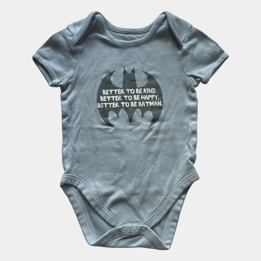 Grauer Body mit Batman-Motiv und Spruch, Größe 18-24 Monate – front