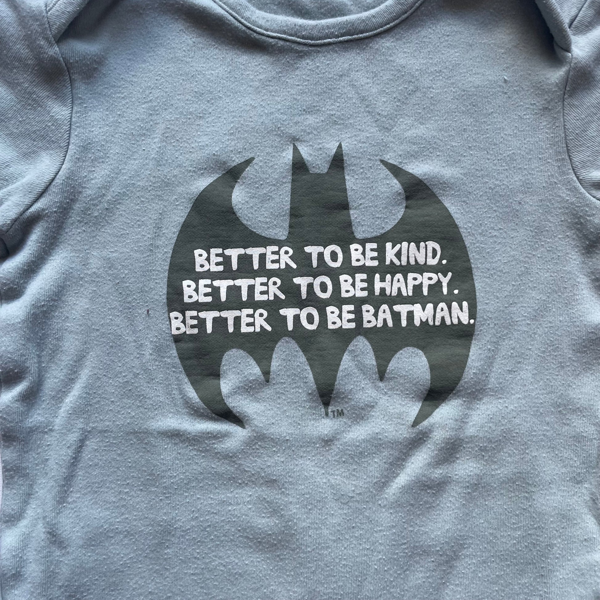 Grauer Body mit Batman-Motiv und Spruch, Größe 18-24 Monate – detail