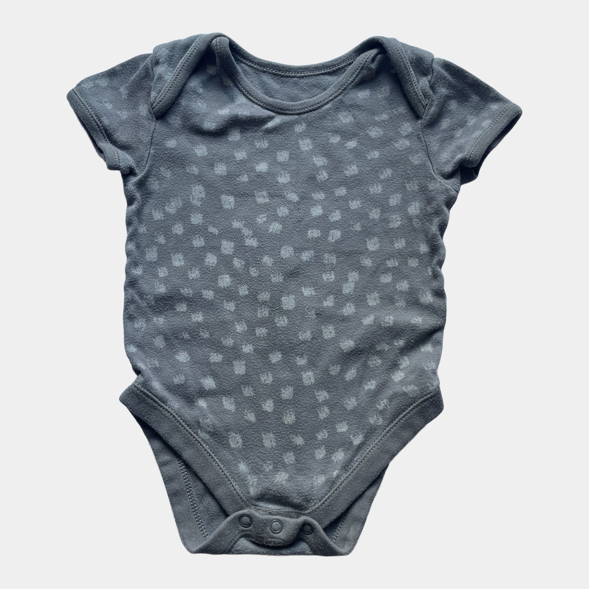 Grauer Baumwoll-Body mit Punkten und kurzen Ärmeln von George, Größe 12–18 Monate – front