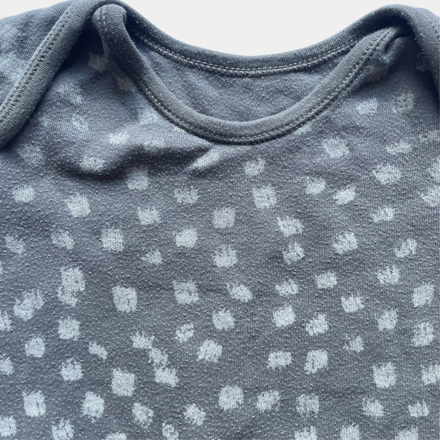 Grauer Baumwoll-Body mit Punkten und kurzen Ärmeln von George, Größe 12–18 Monate – detail